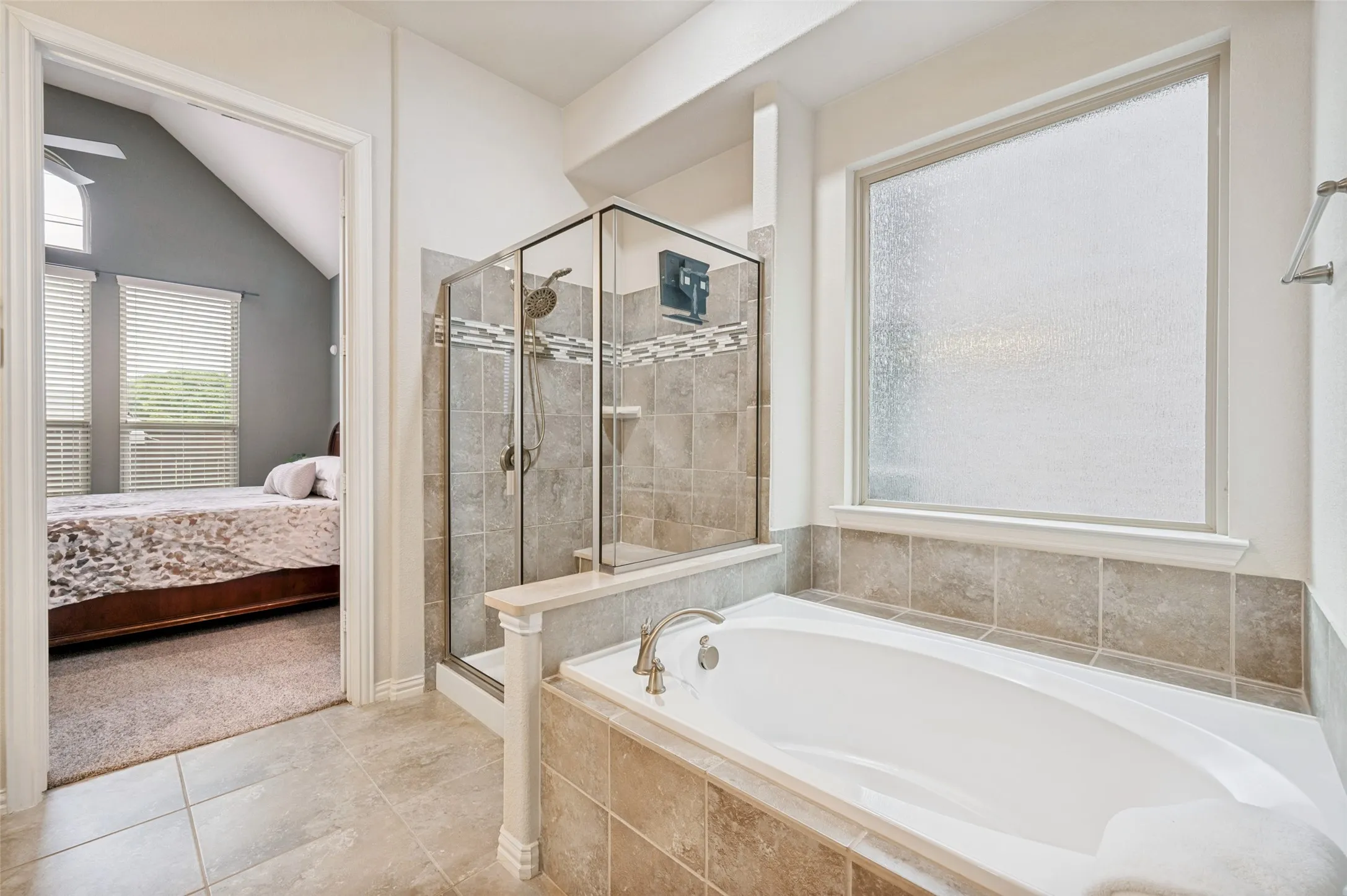 Single Family Residence For Sale in Dallas County , 2841 Edinburgh, Carrollton, Texas 75006, 3 Bedroom, 4 Bathroom, 2 Garage spaces, 3,057 Sqft, built in 2014, Preowned, mls#21232542, Real Estate Agent in Carrollton, Homes For Sale in Dallas county, Homes For Sale in Carrollton, Realtor in Carrollton Texas, Real Estate Brokerage Independent Realty Texas, Luminita Cordes Realtor