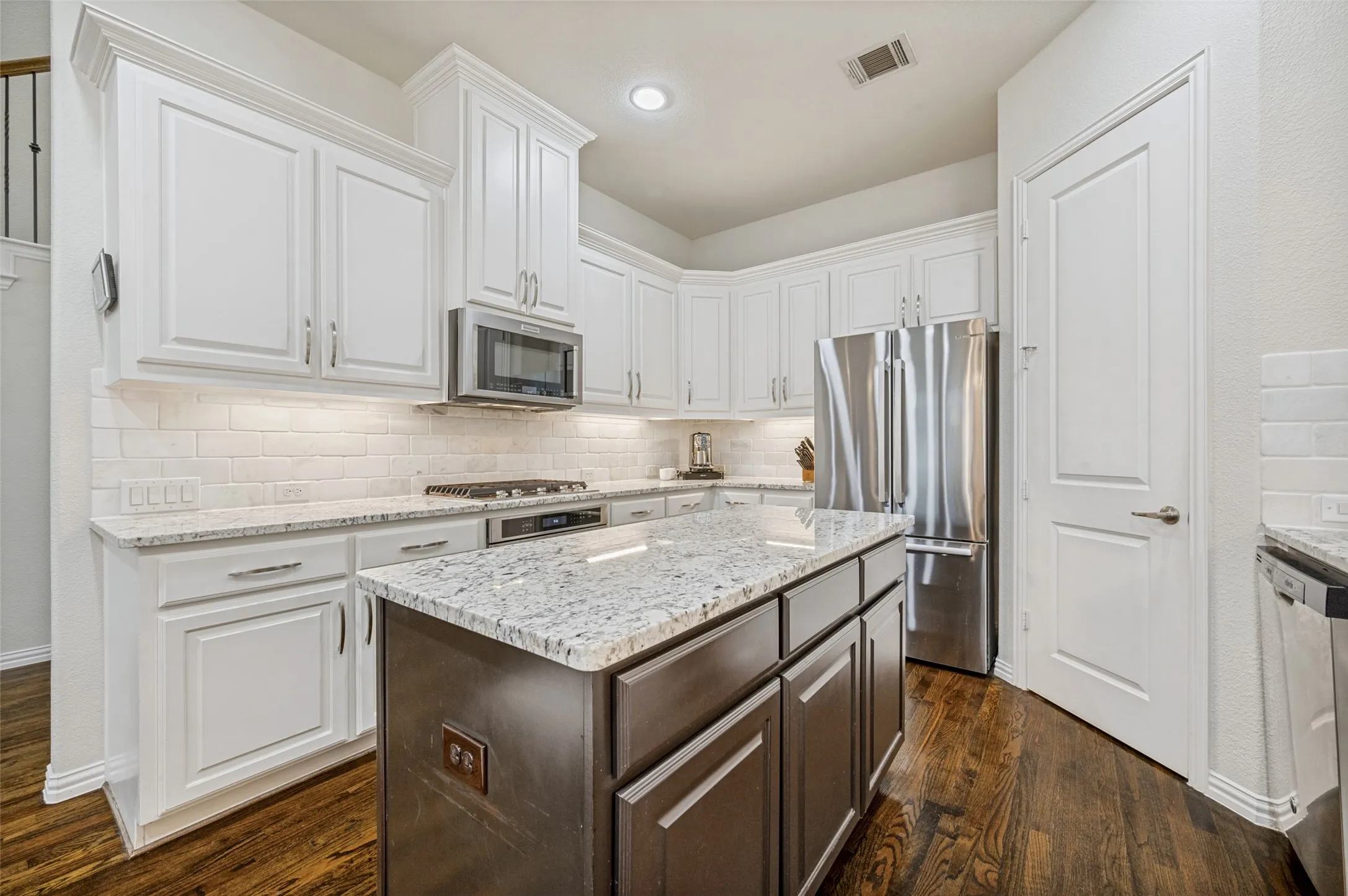 Single Family Residence For Sale in Dallas County , 2841 Edinburgh, Carrollton, Texas 75006, 3 Bedroom, 4 Bathroom, 2 Garage spaces, 3,057 Sqft, built in 2014, Preowned, mls#21232542, Real Estate Agent in Carrollton, Homes For Sale in Dallas county, Homes For Sale in Carrollton, Realtor in Carrollton Texas, Real Estate Brokerage Independent Realty Texas, Luminita Cordes Realtor