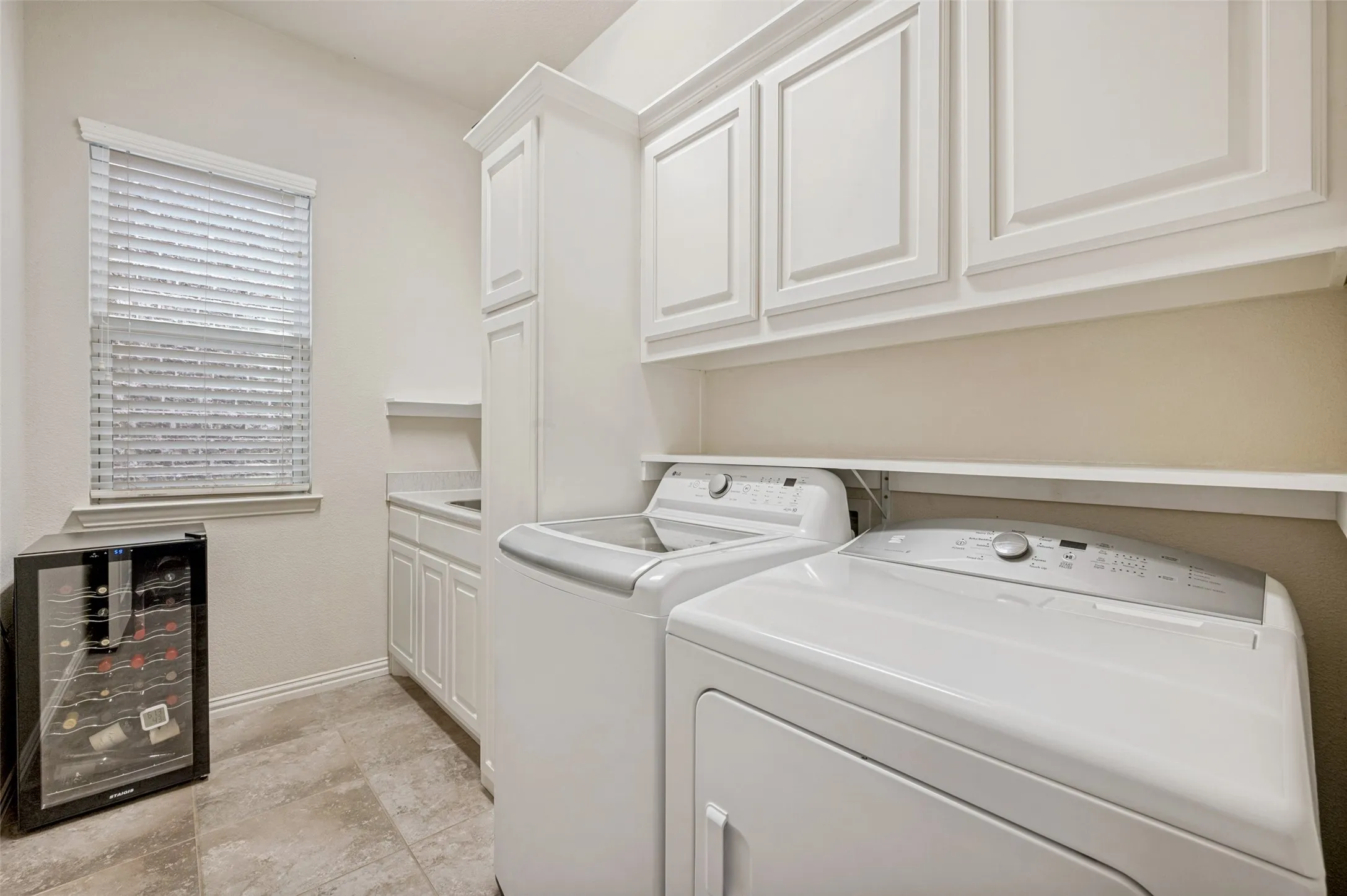 Single Family Residence For Sale in Dallas County , 2841 Edinburgh, Carrollton, Texas 75006, 3 Bedroom, 4 Bathroom, 2 Garage spaces, 3,057 Sqft, built in 2014, Preowned, mls#21232542, Real Estate Agent in Carrollton, Homes For Sale in Dallas county, Homes For Sale in Carrollton, Realtor in Carrollton Texas, Real Estate Brokerage Independent Realty Texas, Luminita Cordes Realtor