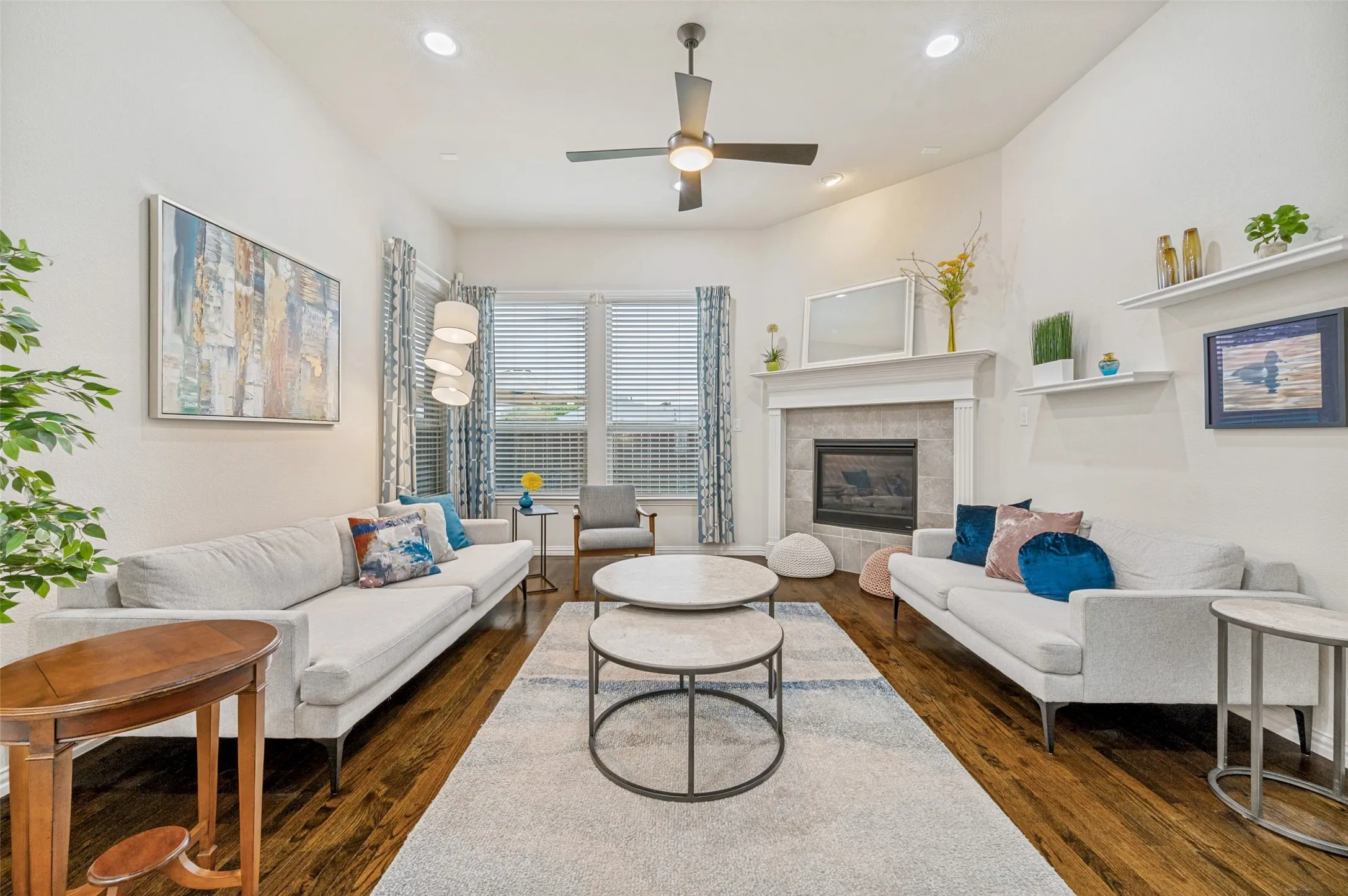 Single Family Residence For Sale in Dallas County , 2841 Edinburgh, Carrollton, Texas 75006, 3 Bedroom, 4 Bathroom, 2 Garage spaces, 3,057 Sqft, built in 2014, Preowned, mls#21232542, Real Estate Agent in Carrollton, Homes For Sale in Dallas county, Homes For Sale in Carrollton, Realtor in Carrollton Texas, Real Estate Brokerage Independent Realty Texas, Luminita Cordes Realtor