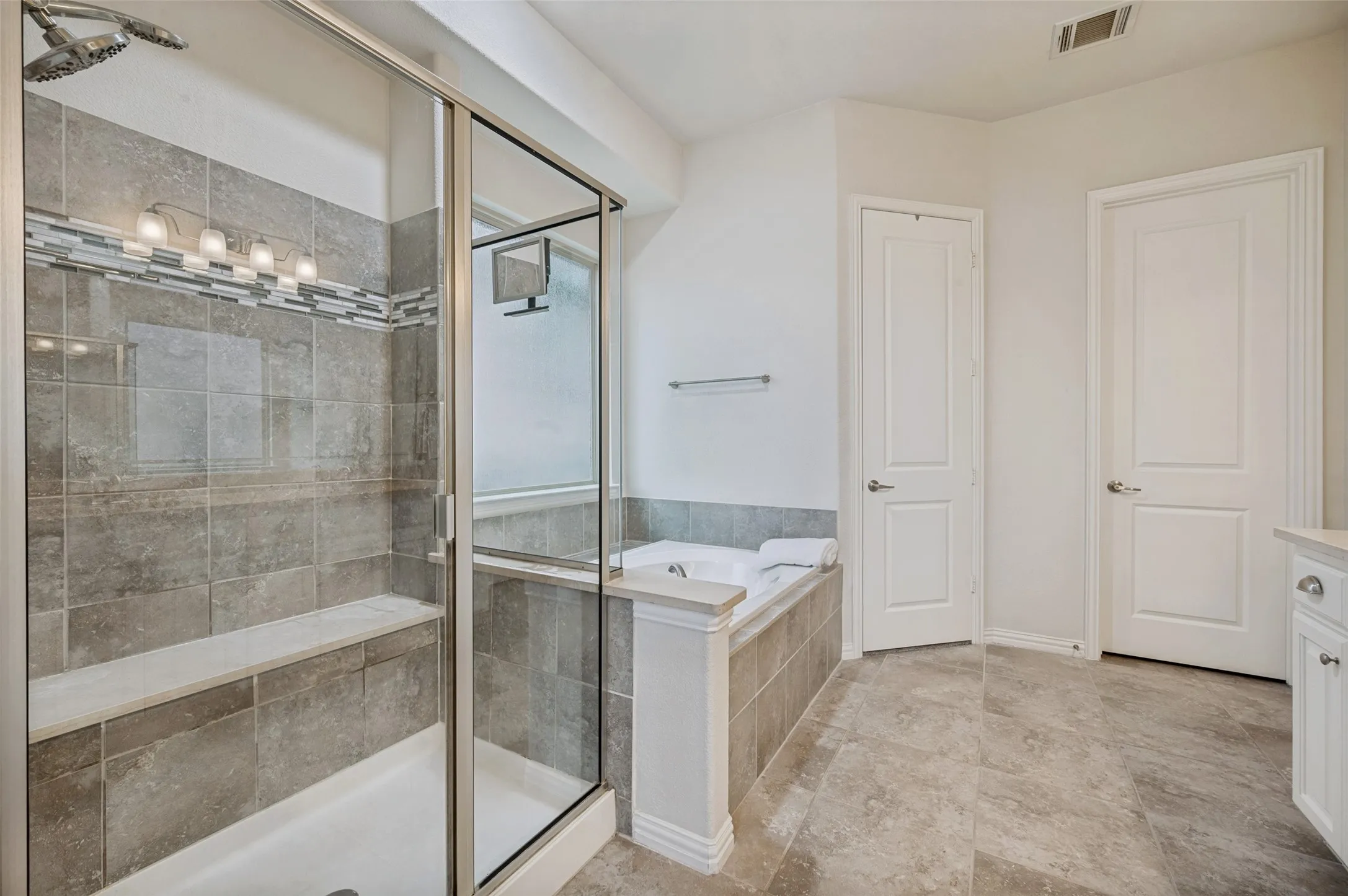 Single Family Residence For Sale in Dallas County , 2841 Edinburgh, Carrollton, Texas 75006, 3 Bedroom, 4 Bathroom, 2 Garage spaces, 3,057 Sqft, built in 2014, Preowned, mls#21232542, Real Estate Agent in Carrollton, Homes For Sale in Dallas county, Homes For Sale in Carrollton, Realtor in Carrollton Texas, Real Estate Brokerage Independent Realty Texas, Luminita Cordes Realtor