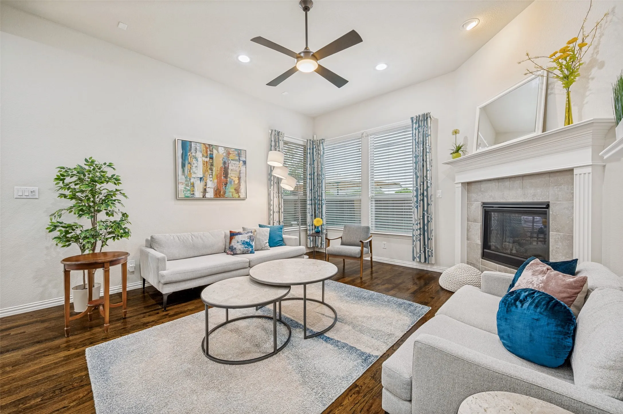 Single Family Residence For Sale in Dallas County , 2841 Edinburgh, Carrollton, Texas 75006, 3 Bedroom, 4 Bathroom, 2 Garage spaces, 3,057 Sqft, built in 2014, Preowned, mls#21232542, Real Estate Agent in Carrollton, Homes For Sale in Dallas county, Homes For Sale in Carrollton, Realtor in Carrollton Texas, Real Estate Brokerage Independent Realty Texas, Luminita Cordes Realtor