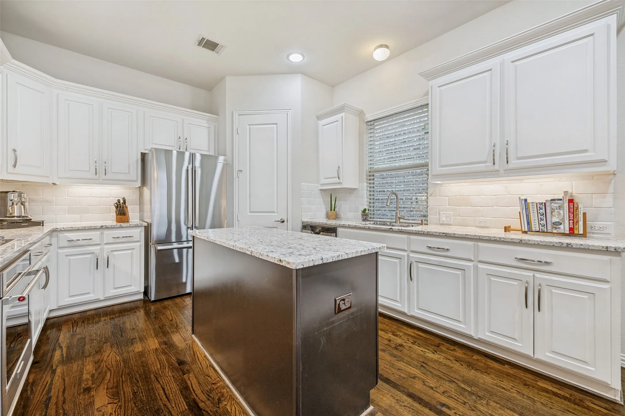 Single Family Residence For Sale in Dallas County , 2841 Edinburgh, Carrollton, Texas 75006, 3 Bedroom, 4 Bathroom, 2 Garage spaces, 3,057 Sqft, built in 2014, Preowned, mls#21232542, Real Estate Agent in Carrollton, Homes For Sale in Dallas county, Homes For Sale in Carrollton, Realtor in Carrollton Texas, Real Estate Brokerage Independent Realty Texas, Luminita Cordes Realtor