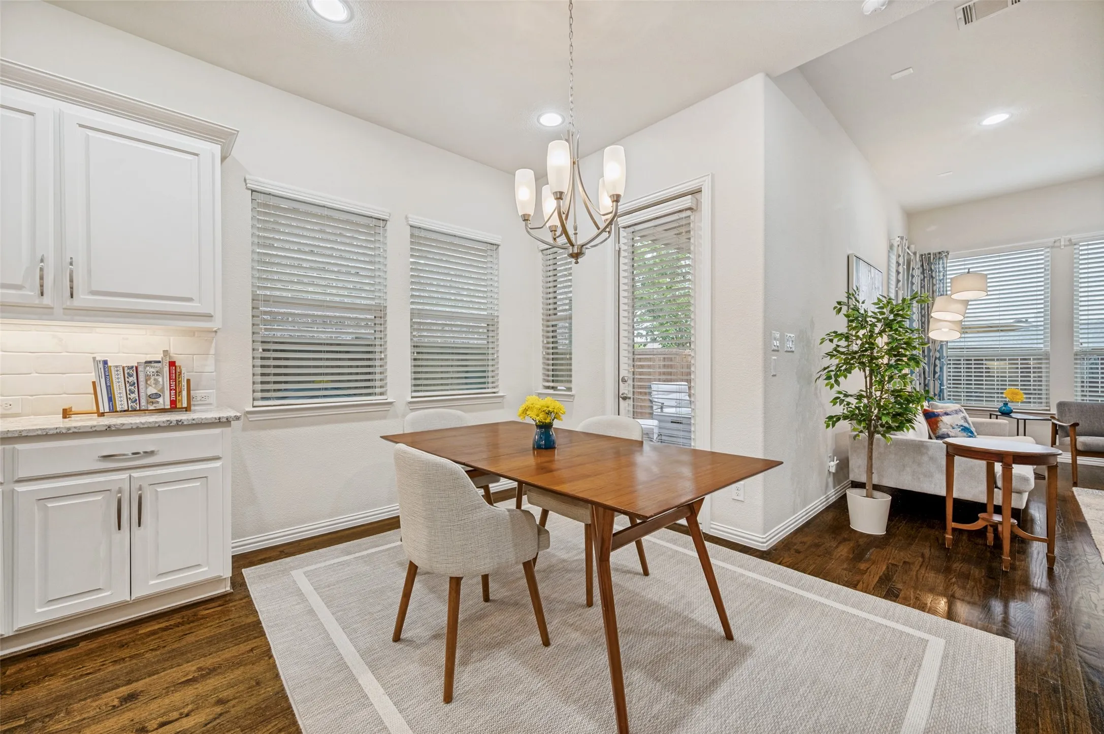 Single Family Residence For Sale in Dallas County , 2841 Edinburgh, Carrollton, Texas 75006, 3 Bedroom, 4 Bathroom, 2 Garage spaces, 3,057 Sqft, built in 2014, Preowned, mls#21232542, Real Estate Agent in Carrollton, Homes For Sale in Dallas county, Homes For Sale in Carrollton, Realtor in Carrollton Texas, Real Estate Brokerage Independent Realty Texas, Luminita Cordes Realtor