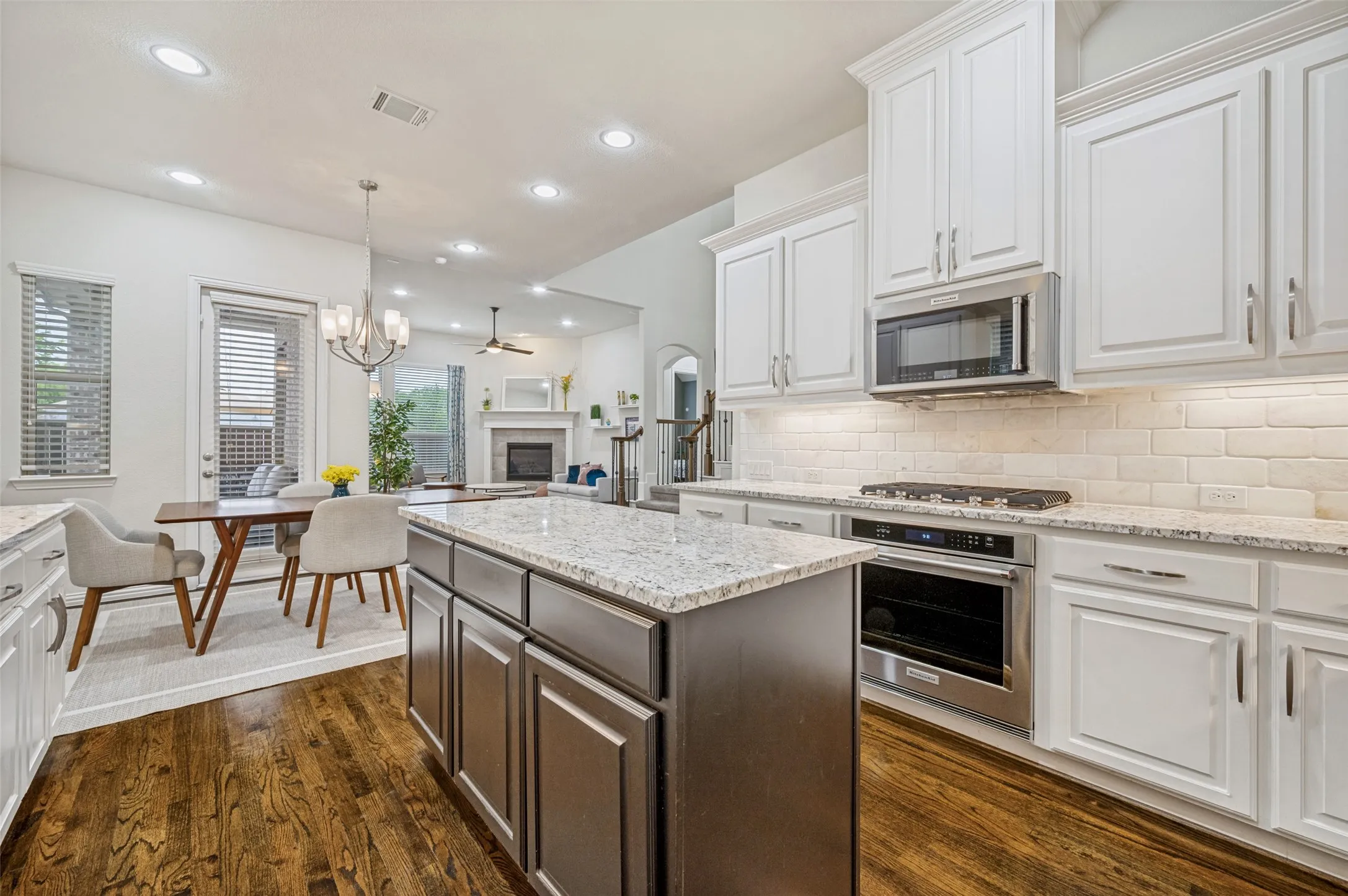 Single Family Residence For Sale in Dallas County , 2841 Edinburgh, Carrollton, Texas 75006, 3 Bedroom, 4 Bathroom, 2 Garage spaces, 3,057 Sqft, built in 2014, Preowned, mls#21232542, Real Estate Agent in Carrollton, Homes For Sale in Dallas county, Homes For Sale in Carrollton, Realtor in Carrollton Texas, Real Estate Brokerage Independent Realty Texas, Luminita Cordes Realtor