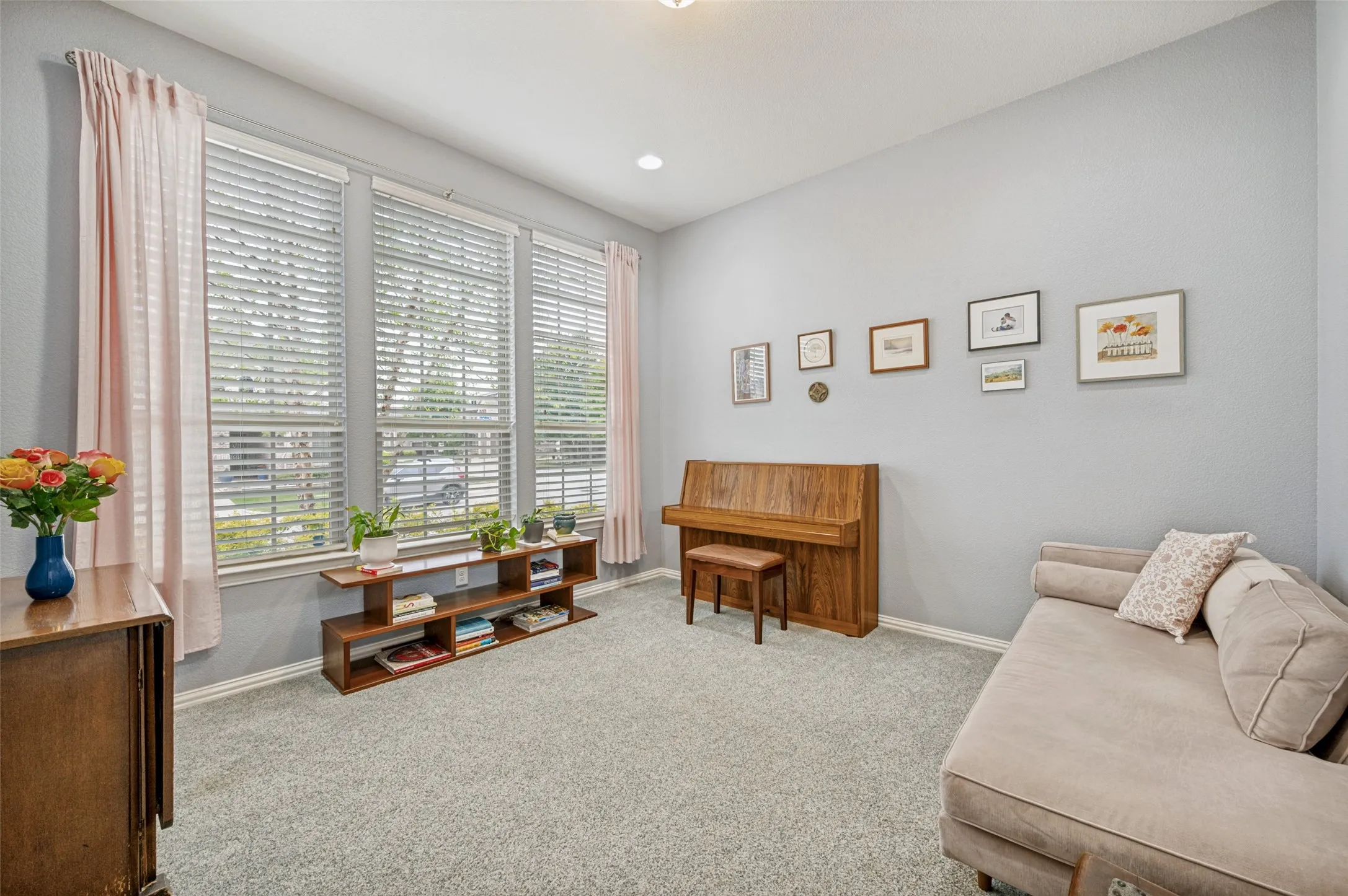 Single Family Residence For Sale in Dallas County , 2841 Edinburgh, Carrollton, Texas 75006, 3 Bedroom, 4 Bathroom, 2 Garage spaces, 3,057 Sqft, built in 2014, Preowned, mls#21232542, Real Estate Agent in Carrollton, Homes For Sale in Dallas county, Homes For Sale in Carrollton, Realtor in Carrollton Texas, Real Estate Brokerage Independent Realty Texas, Luminita Cordes Realtor