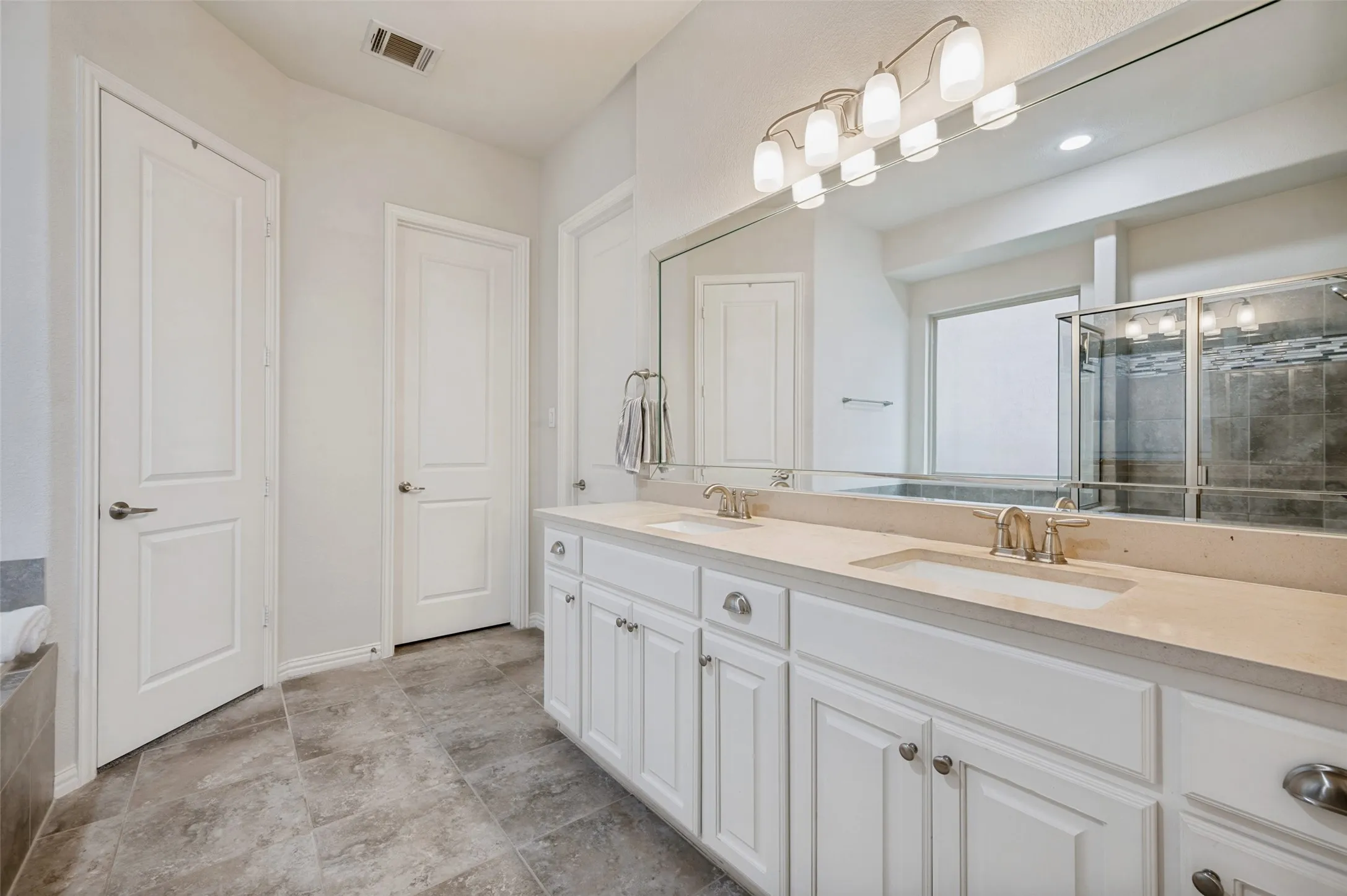 Single Family Residence For Sale in Dallas County , 2841 Edinburgh, Carrollton, Texas 75006, 3 Bedroom, 4 Bathroom, 2 Garage spaces, 3,057 Sqft, built in 2014, Preowned, mls#21232542, Real Estate Agent in Carrollton, Homes For Sale in Dallas county, Homes For Sale in Carrollton, Realtor in Carrollton Texas, Real Estate Brokerage Independent Realty Texas, Luminita Cordes Realtor