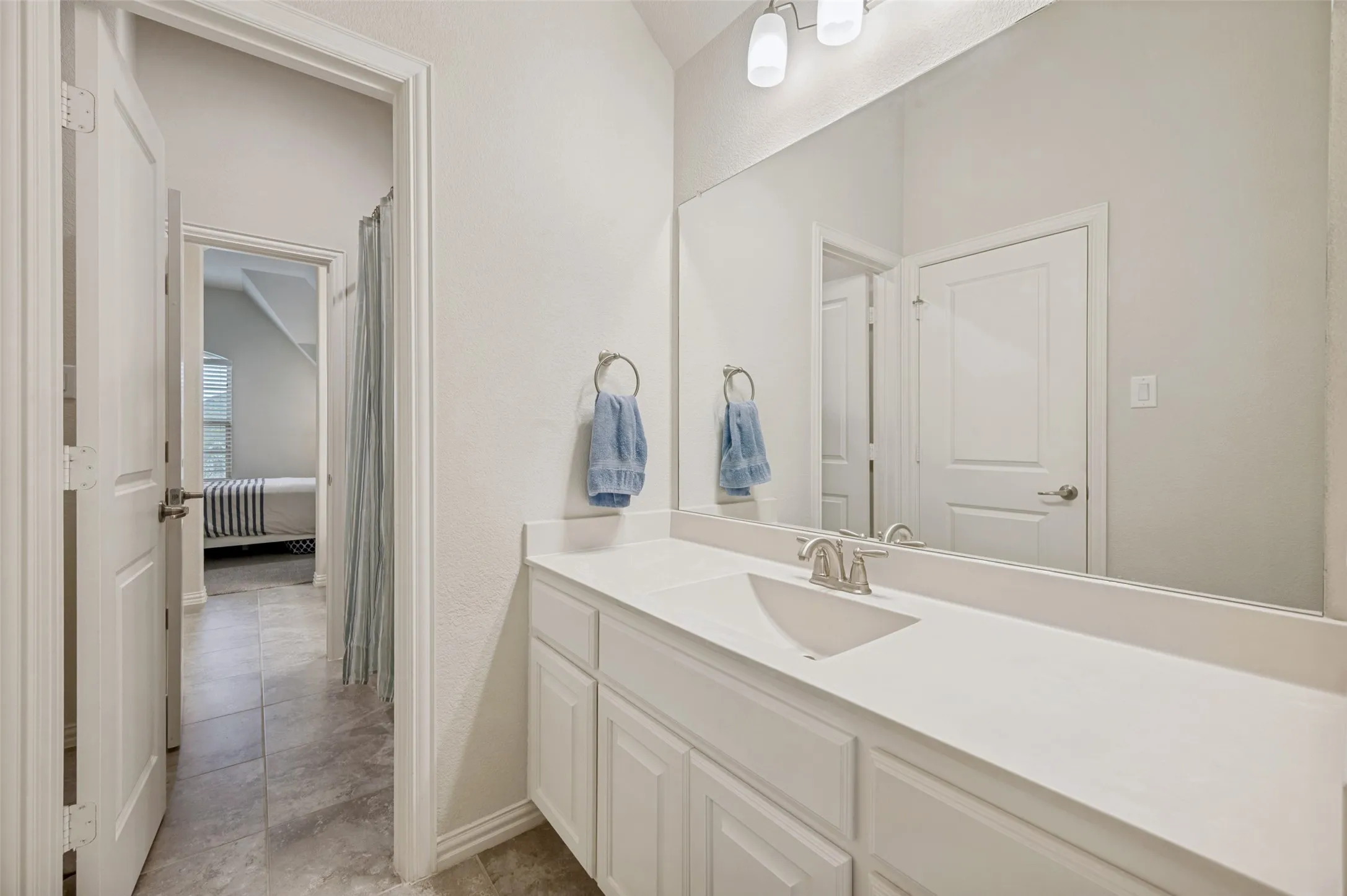 Single Family Residence For Sale in Dallas County , 2841 Edinburgh, Carrollton, Texas 75006, 3 Bedroom, 4 Bathroom, 2 Garage spaces, 3,057 Sqft, built in 2014, Preowned, mls#21232542, Real Estate Agent in Carrollton, Homes For Sale in Dallas county, Homes For Sale in Carrollton, Realtor in Carrollton Texas, Real Estate Brokerage Independent Realty Texas, Luminita Cordes Realtor