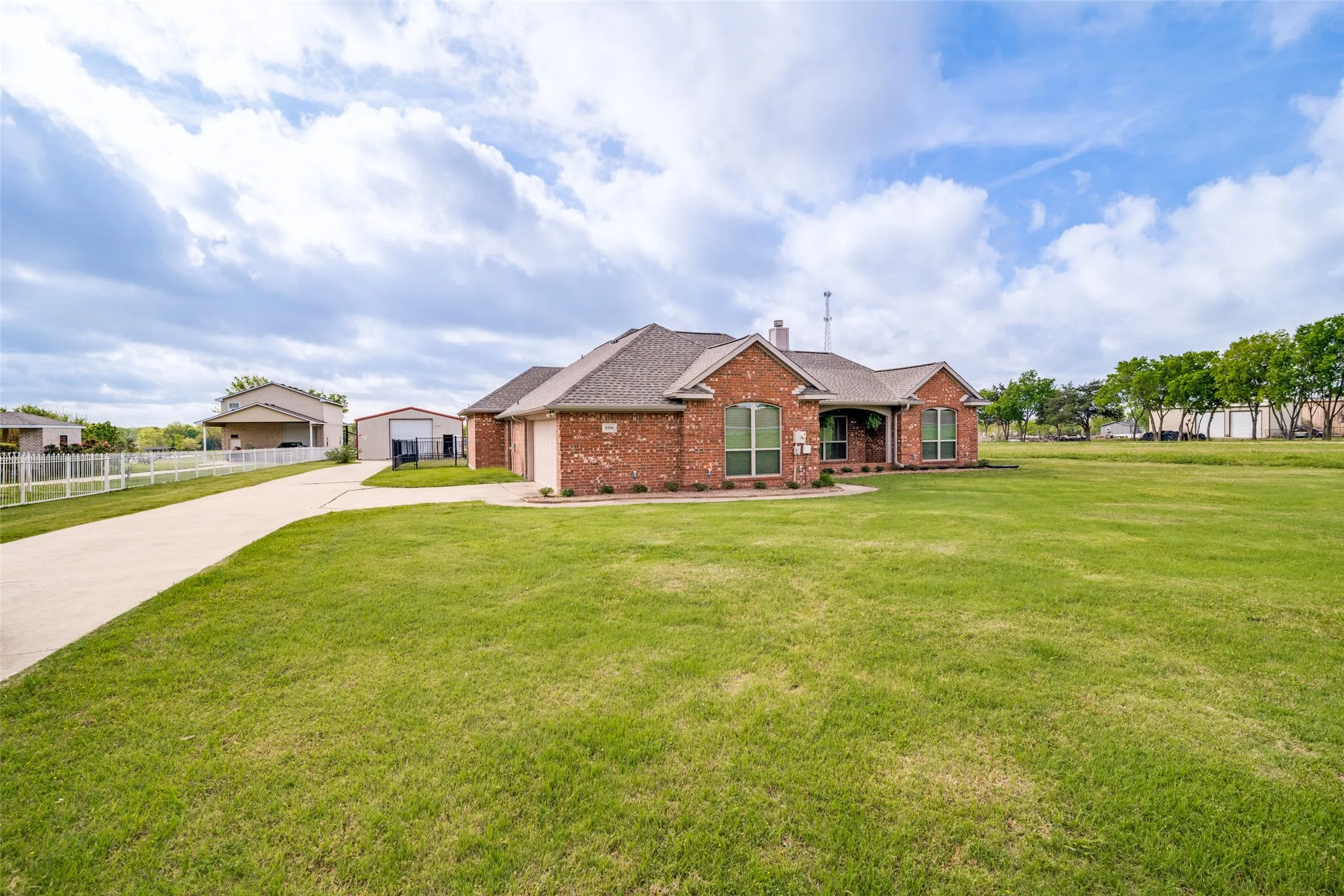Single Family Residence For Sale in Kaufman County , 9798 Helms Trail, Forney, Texas 75126, 3 Bedrooms, 2 Bathrooms, 2 Garage spaces, 2,094 Sqft, built in 1999, Preowned, Price $650,000, mls#21232616, Real Estate Agent in Forney, Homes For Sale in Kaufman county, Homes For Sale in Forney, Realtor in Forney Texas, Real Estate Brokerage Independent Realty Texas, Luminita Cordes Realtor