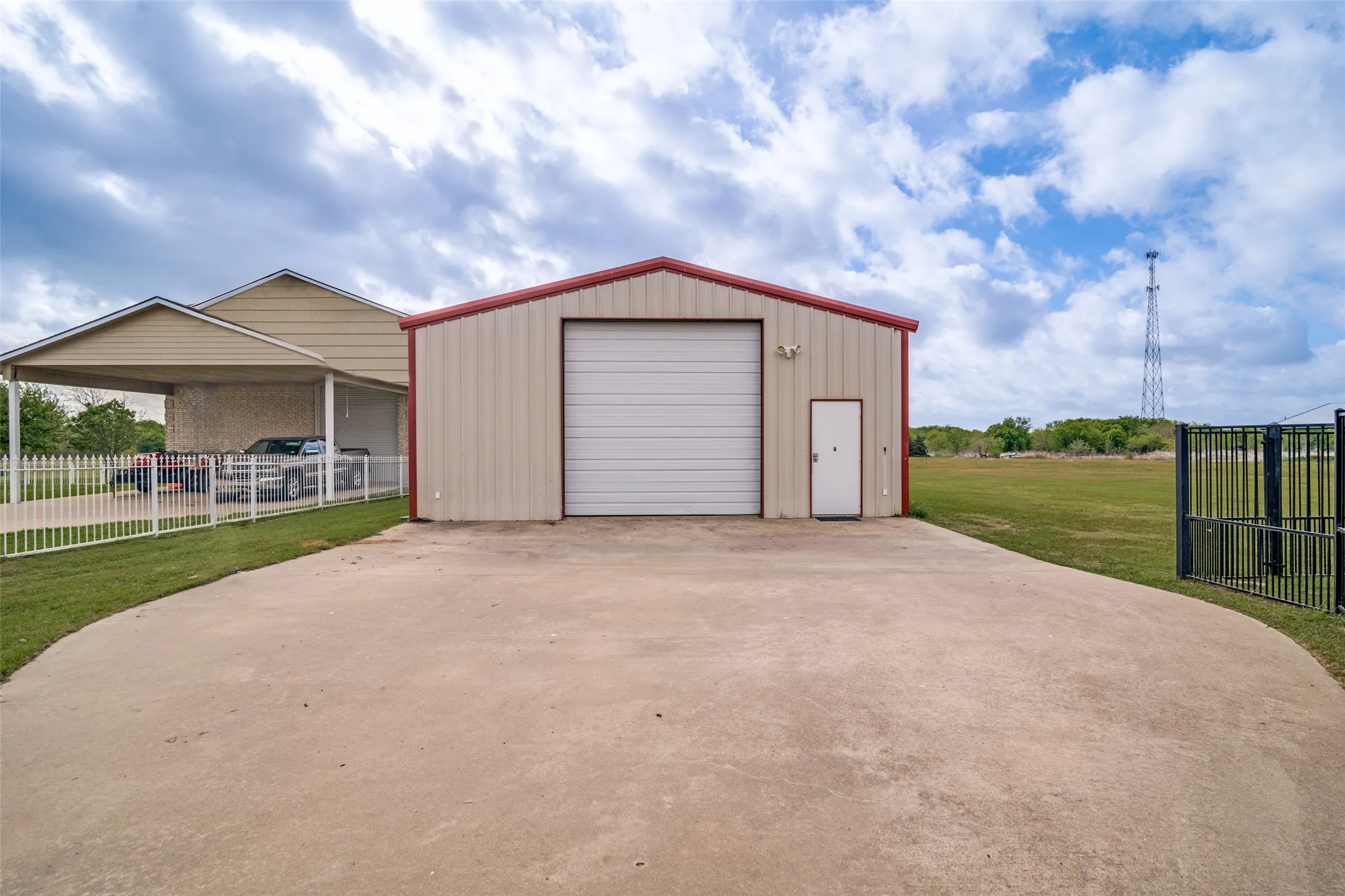 Single Family Residence For Sale in Kaufman County , 9798 Helms Trail, Forney, Texas 75126, 3 Bedrooms, 2 Bathrooms, 2 Garage spaces, 2,094 Sqft, built in 1999, Preowned, Price $650,000, mls#21232616, Real Estate Agent in Forney, Homes For Sale in Kaufman county, Homes For Sale in Forney, Realtor in Forney Texas, Real Estate Brokerage Independent Realty Texas, Luminita Cordes Realtor
