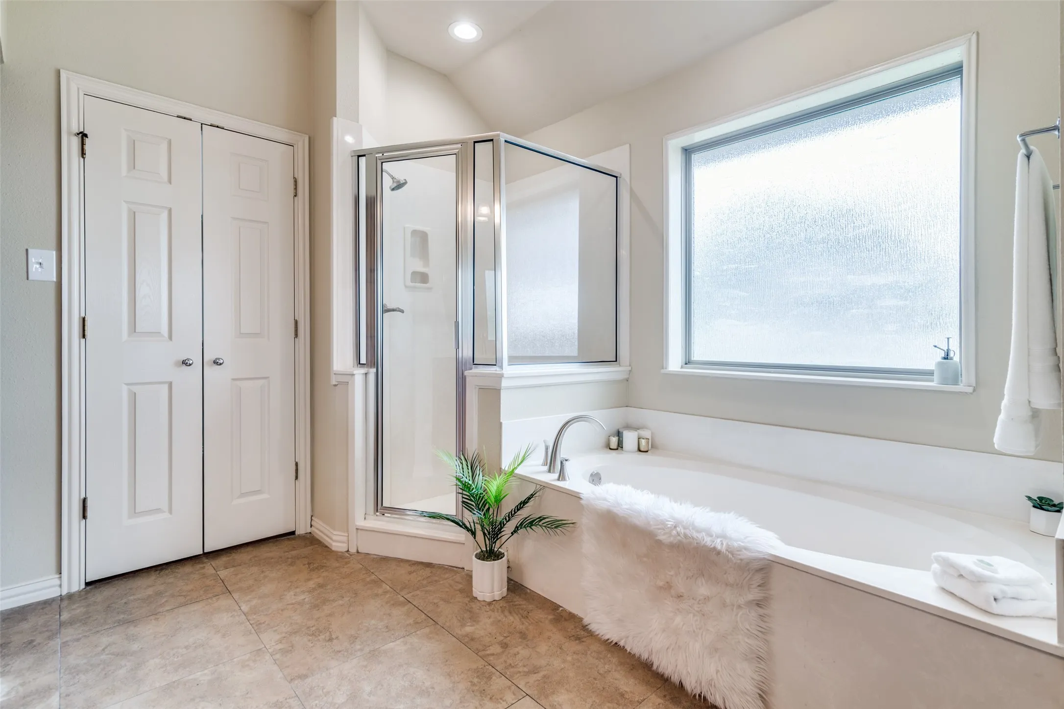 Single Family Residence For Sale in Kaufman County , 9798 Helms Trail, Forney, Texas 75126, 3 Bedrooms, 2 Bathrooms, 2 Garage spaces, 2,094 Sqft, built in 1999, Preowned, Price $650,000, mls#21232616, Real Estate Agent in Forney, Homes For Sale in Kaufman county, Homes For Sale in Forney, Realtor in Forney Texas, Real Estate Brokerage Independent Realty Texas, Luminita Cordes Realtor