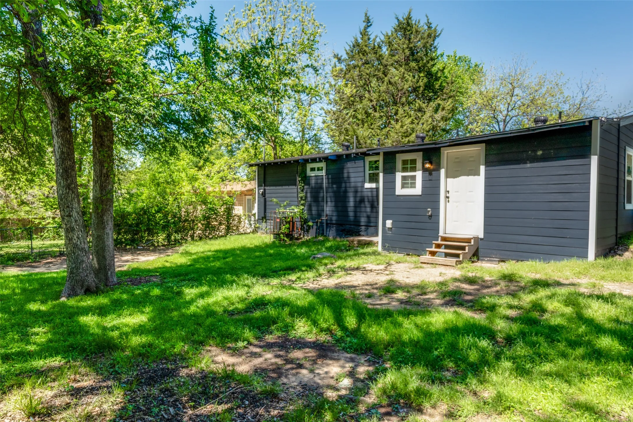 Single Family Residence For Sale in Dallas County , 6352 Latta Street, Dallas, Texas 75227, 4 Bedroom, 2 Bathroom, Garage spaces, 1,302 Sqft, built in 1954, Preowned, mls#21226894, Real Estate Agent in Dallas, Homes For Sale in Dallas county, Homes For Sale in Dallas, Realtor in Dallas Texas, Real Estate Brokerage Independent Realty Texas, Luminita Cordes Realtor