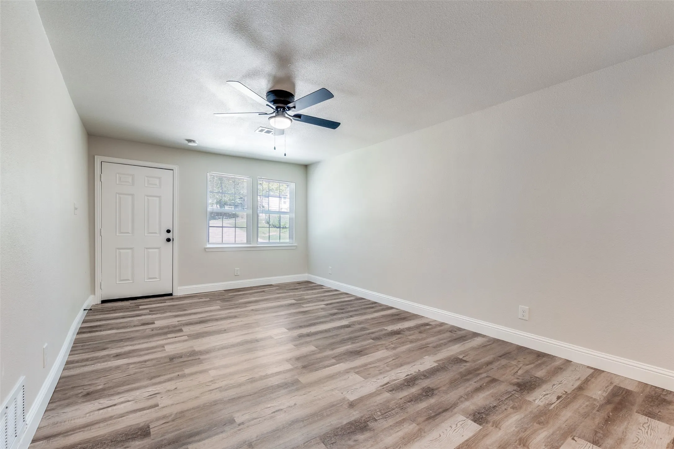 Single Family Residence For Sale in Dallas County , 6352 Latta Street, Dallas, Texas 75227, 4 Bedroom, 2 Bathroom, Garage spaces, 1,302 Sqft, built in 1954, Preowned, mls#21226894, Real Estate Agent in Dallas, Homes For Sale in Dallas county, Homes For Sale in Dallas, Realtor in Dallas Texas, Real Estate Brokerage Independent Realty Texas, Luminita Cordes Realtor