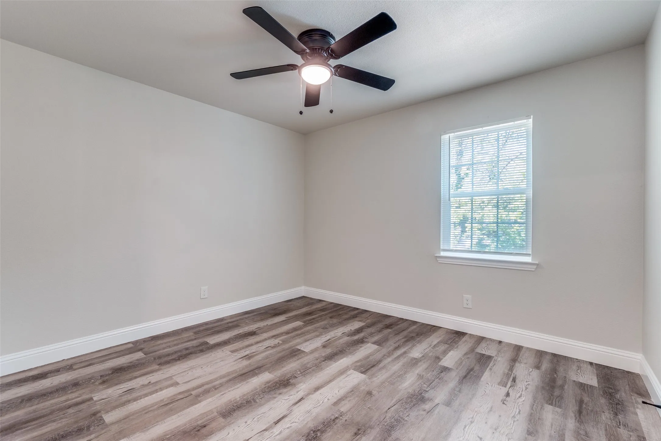 Single Family Residence For Sale in Dallas County , 6352 Latta Street, Dallas, Texas 75227, 4 Bedroom, 2 Bathroom, Garage spaces, 1,302 Sqft, built in 1954, Preowned, mls#21226894, Real Estate Agent in Dallas, Homes For Sale in Dallas county, Homes For Sale in Dallas, Realtor in Dallas Texas, Real Estate Brokerage Independent Realty Texas, Luminita Cordes Realtor