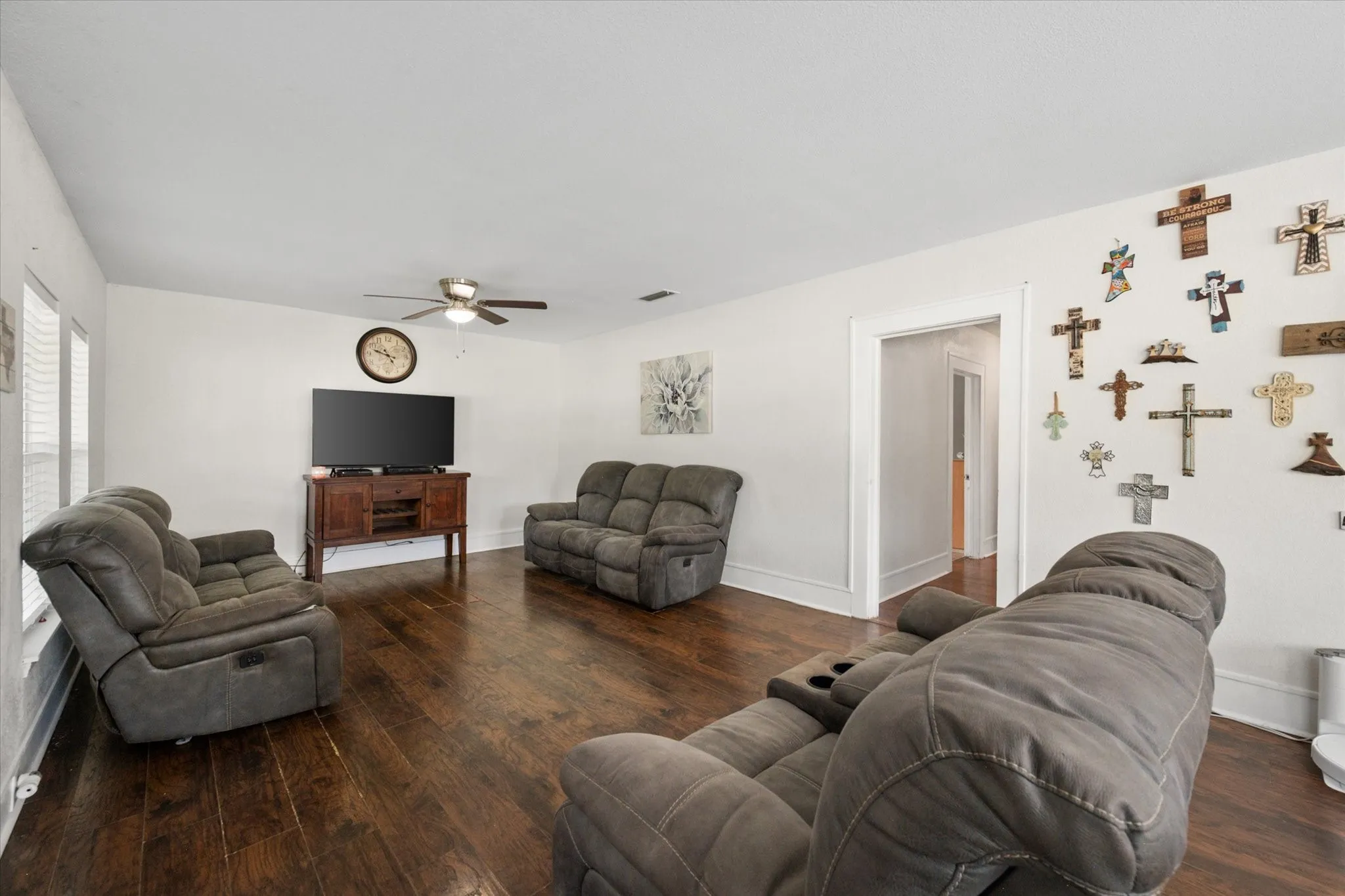 Single Family Residence For Sale in Navarro County , 2215 W Park Row Boulevard, Corsicana, Texas 75110, 4 Bedrooms, 2 Bathrooms, 1 Garage spaces, 2,136 Sqft, built in 1940, Price $240,000, mls#21232631, Real Estate Agent in Corsicana, Homes For Sale in Navarro county, Homes For Sale in Corsicana, Realtor in Corsicana Texas, Real Estate Brokerage Independent Realty Texas, Luminita Cordes Realtor