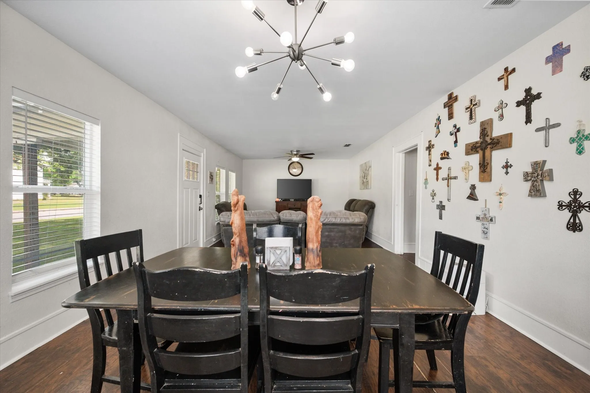 Single Family Residence For Sale in Navarro County , 2215 W Park Row Boulevard, Corsicana, Texas 75110, 4 Bedrooms, 2 Bathrooms, 1 Garage spaces, 2,136 Sqft, built in 1940, Price $240,000, mls#21232631, Real Estate Agent in Corsicana, Homes For Sale in Navarro county, Homes For Sale in Corsicana, Realtor in Corsicana Texas, Real Estate Brokerage Independent Realty Texas, Luminita Cordes Realtor