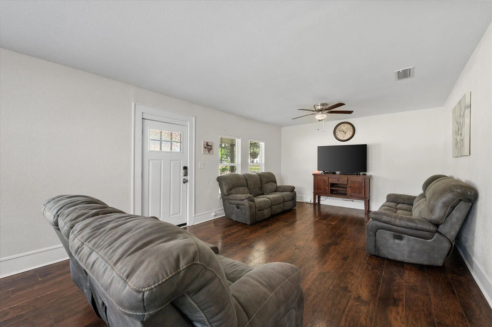 Single Family Residence For Sale in Navarro County , 2215 W Park Row Boulevard, Corsicana, Texas 75110, 4 Bedrooms, 2 Bathrooms, 1 Garage spaces, 2,136 Sqft, built in 1940, Price $240,000, mls#21232631, Real Estate Agent in Corsicana, Homes For Sale in Navarro county, Homes For Sale in Corsicana, Realtor in Corsicana Texas, Real Estate Brokerage Independent Realty Texas, Luminita Cordes Realtor