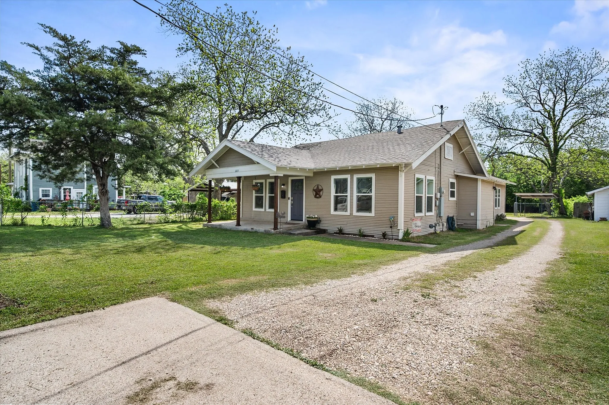Single Family Residence For Sale in Navarro County , 2215 W Park Row Boulevard, Corsicana, Texas 75110, 4 Bedrooms, 2 Bathrooms, 1 Garage spaces, 2,136 Sqft, built in 1940, Price $240,000, mls#21232631, Real Estate Agent in Corsicana, Homes For Sale in Navarro county, Homes For Sale in Corsicana, Realtor in Corsicana Texas, Real Estate Brokerage Independent Realty Texas, Luminita Cordes Realtor