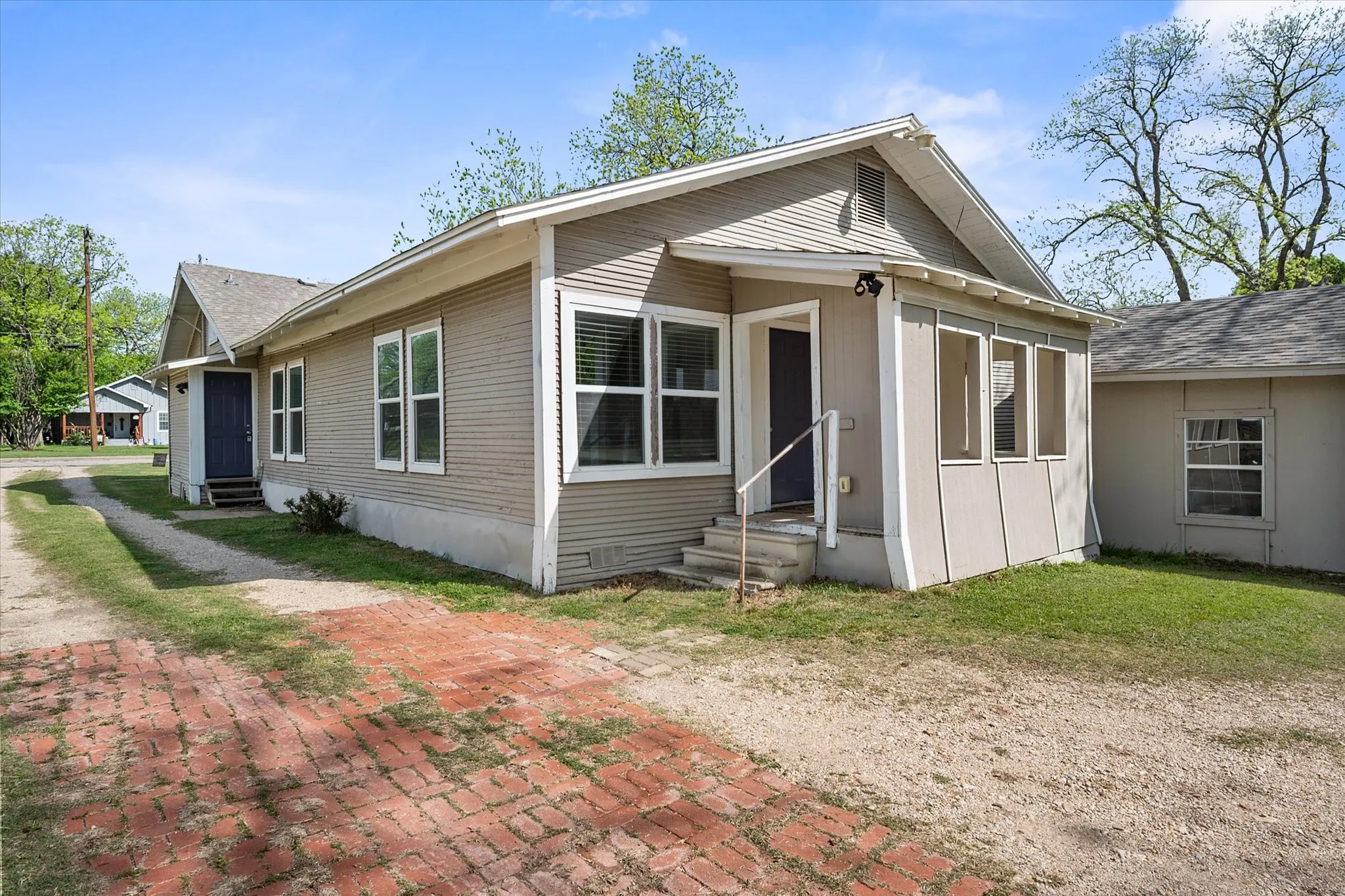 Single Family Residence For Sale in Navarro County , 2215 W Park Row Boulevard, Corsicana, Texas 75110, 4 Bedrooms, 2 Bathrooms, 1 Garage spaces, 2,136 Sqft, built in 1940, Price $240,000, mls#21232631, Real Estate Agent in Corsicana, Homes For Sale in Navarro county, Homes For Sale in Corsicana, Realtor in Corsicana Texas, Real Estate Brokerage Independent Realty Texas, Luminita Cordes Realtor
