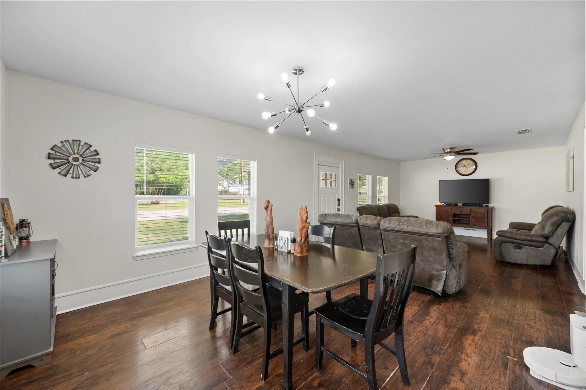 Single Family Residence For Sale in Navarro County , 2215 W Park Row Boulevard, Corsicana, Texas 75110, 4 Bedrooms, 2 Bathrooms, 1 Garage spaces, 2,136 Sqft, built in 1940, Price $240,000, mls#21232631, Real Estate Agent in Corsicana, Homes For Sale in Navarro county, Homes For Sale in Corsicana, Realtor in Corsicana Texas, Real Estate Brokerage Independent Realty Texas, Luminita Cordes Realtor