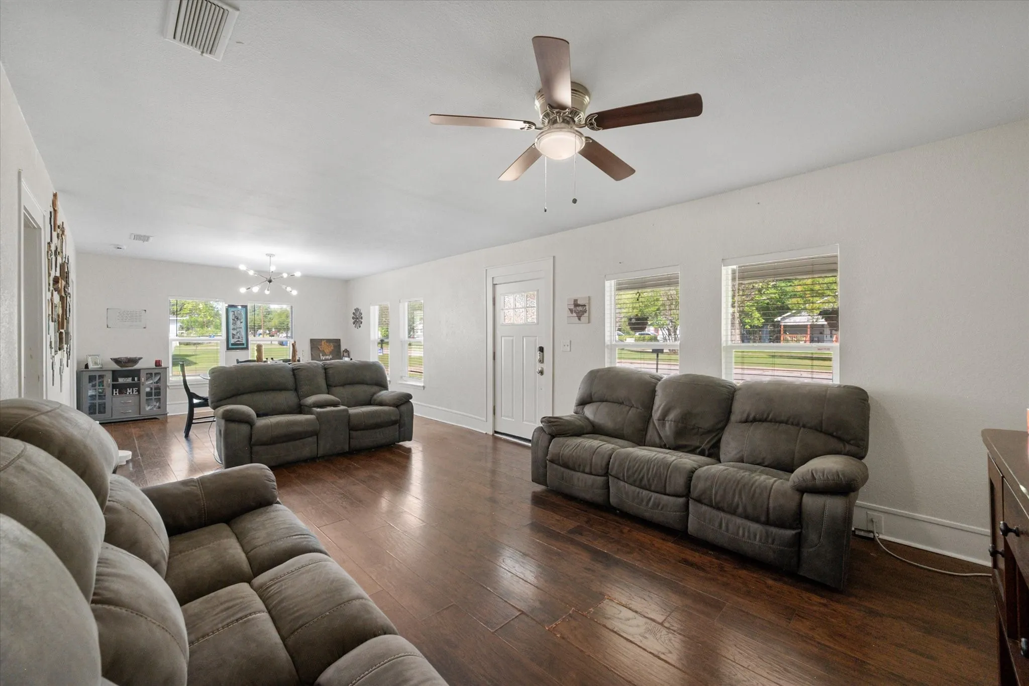 Single Family Residence For Sale in Navarro County , 2215 W Park Row Boulevard, Corsicana, Texas 75110, 4 Bedrooms, 2 Bathrooms, 1 Garage spaces, 2,136 Sqft, built in 1940, Price $240,000, mls#21232631, Real Estate Agent in Corsicana, Homes For Sale in Navarro county, Homes For Sale in Corsicana, Realtor in Corsicana Texas, Real Estate Brokerage Independent Realty Texas, Luminita Cordes Realtor