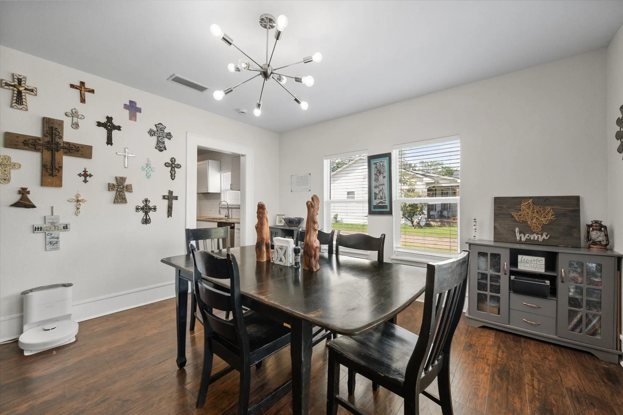 Single Family Residence For Sale in Navarro County , 2215 W Park Row Boulevard, Corsicana, Texas 75110, 4 Bedrooms, 2 Bathrooms, 1 Garage spaces, 2,136 Sqft, built in 1940, Price $240,000, mls#21232631, Real Estate Agent in Corsicana, Homes For Sale in Navarro county, Homes For Sale in Corsicana, Realtor in Corsicana Texas, Real Estate Brokerage Independent Realty Texas, Luminita Cordes Realtor