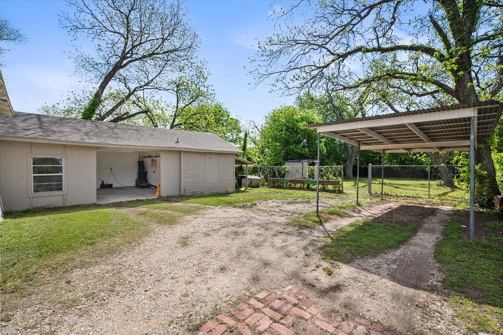 Single Family Residence For Sale in Navarro County , 2215 W Park Row Boulevard, Corsicana, Texas 75110, 4 Bedrooms, 2 Bathrooms, 1 Garage spaces, 2,136 Sqft, built in 1940, Price $240,000, mls#21232631, Real Estate Agent in Corsicana, Homes For Sale in Navarro county, Homes For Sale in Corsicana, Realtor in Corsicana Texas, Real Estate Brokerage Independent Realty Texas, Luminita Cordes Realtor