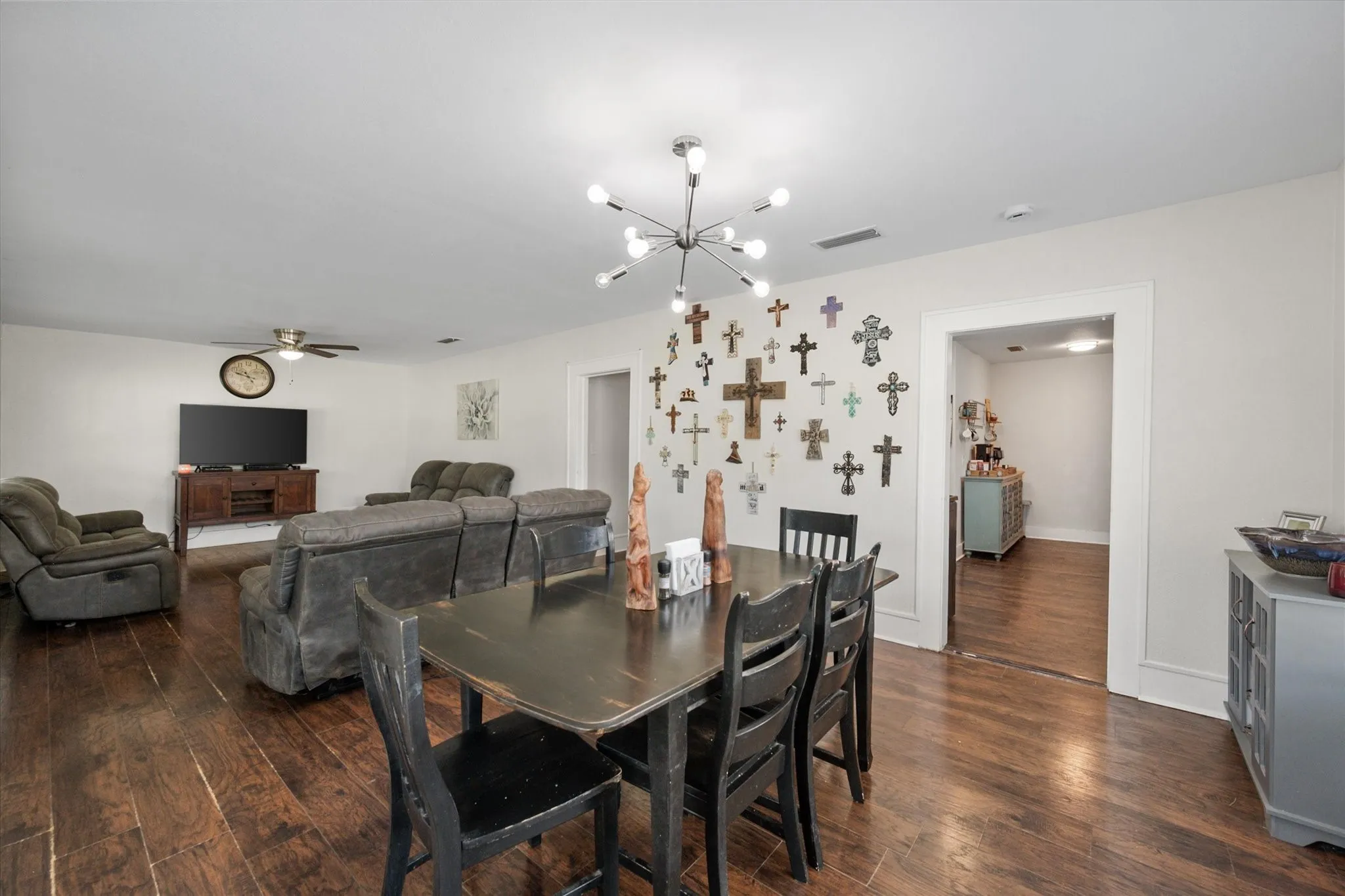 Single Family Residence For Sale in Navarro County , 2215 W Park Row Boulevard, Corsicana, Texas 75110, 4 Bedrooms, 2 Bathrooms, 1 Garage spaces, 2,136 Sqft, built in 1940, Price $240,000, mls#21232631, Real Estate Agent in Corsicana, Homes For Sale in Navarro county, Homes For Sale in Corsicana, Realtor in Corsicana Texas, Real Estate Brokerage Independent Realty Texas, Luminita Cordes Realtor