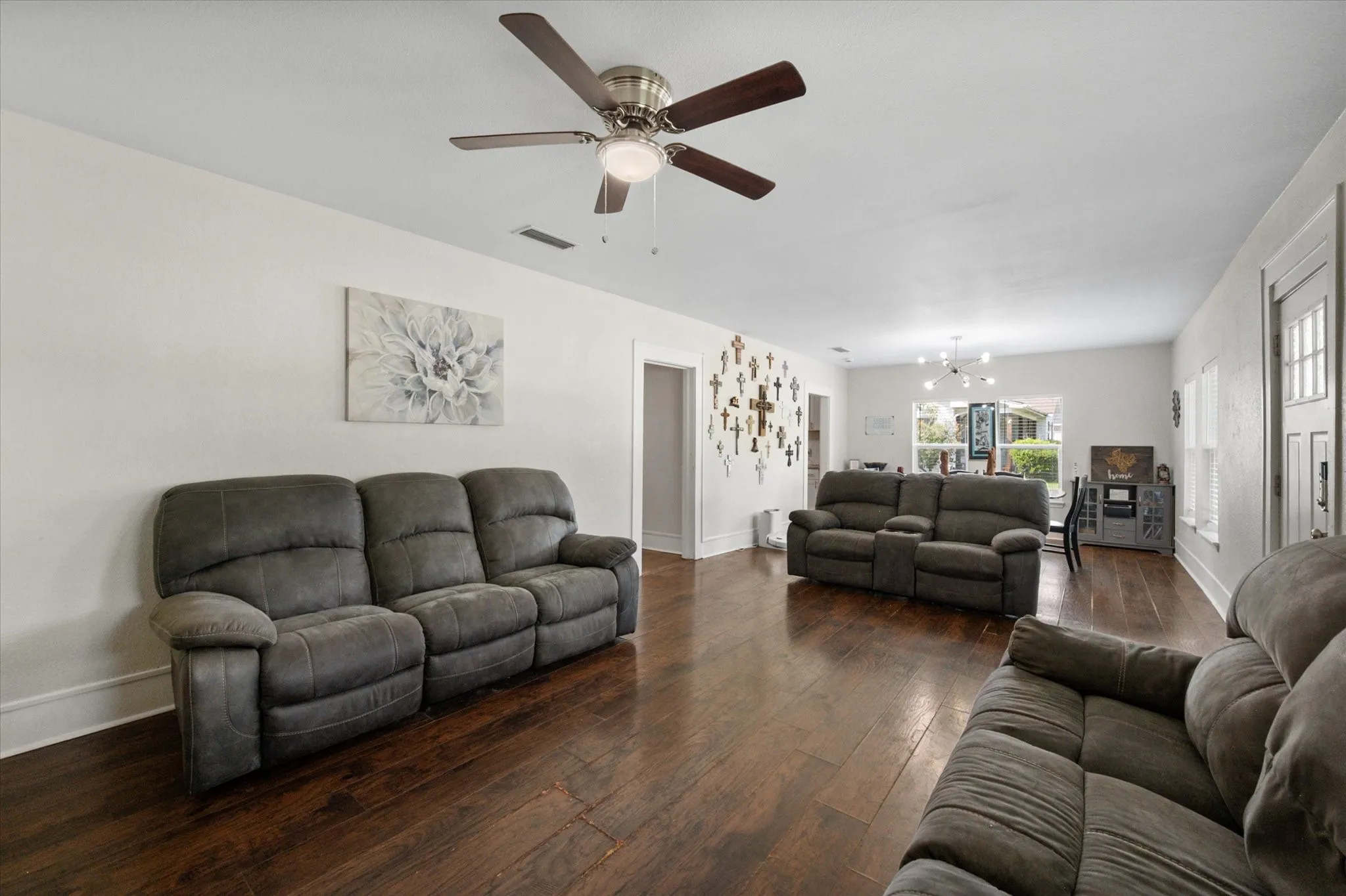 Single Family Residence For Sale in Navarro County , 2215 W Park Row Boulevard, Corsicana, Texas 75110, 4 Bedrooms, 2 Bathrooms, 1 Garage spaces, 2,136 Sqft, built in 1940, Price $240,000, mls#21232631, Real Estate Agent in Corsicana, Homes For Sale in Navarro county, Homes For Sale in Corsicana, Realtor in Corsicana Texas, Real Estate Brokerage Independent Realty Texas, Luminita Cordes Realtor