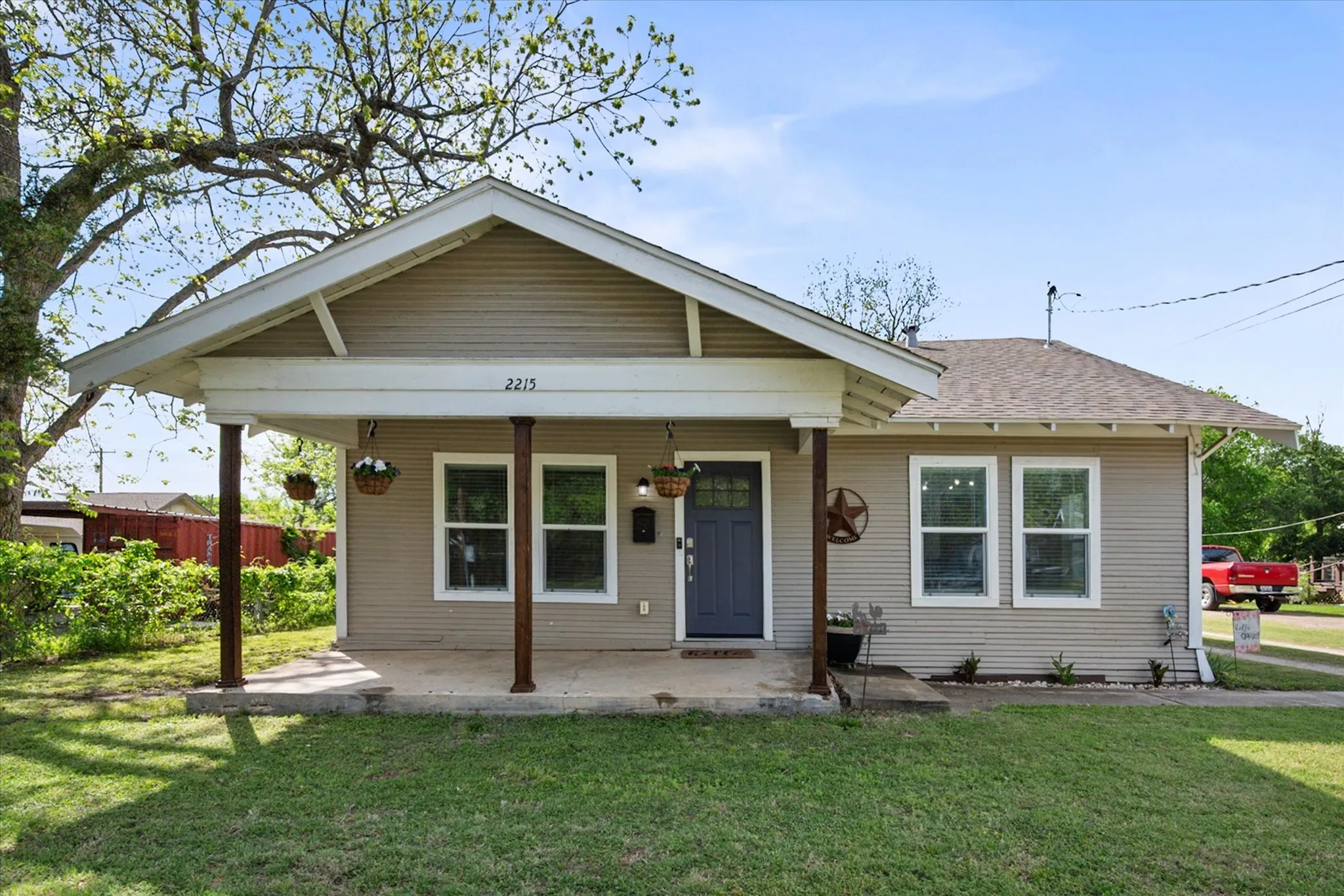 Single Family Residence For Sale in Navarro County , 2215 W Park Row Boulevard, Corsicana, Texas 75110, 4 Bedrooms, 2 Bathrooms, 1 Garage spaces, 2,136 Sqft, built in 1940, Price $240,000, mls#21232631, Real Estate Agent in Corsicana, Homes For Sale in Navarro county, Homes For Sale in Corsicana, Realtor in Corsicana Texas, Real Estate Brokerage Independent Realty Texas, Luminita Cordes Realtor