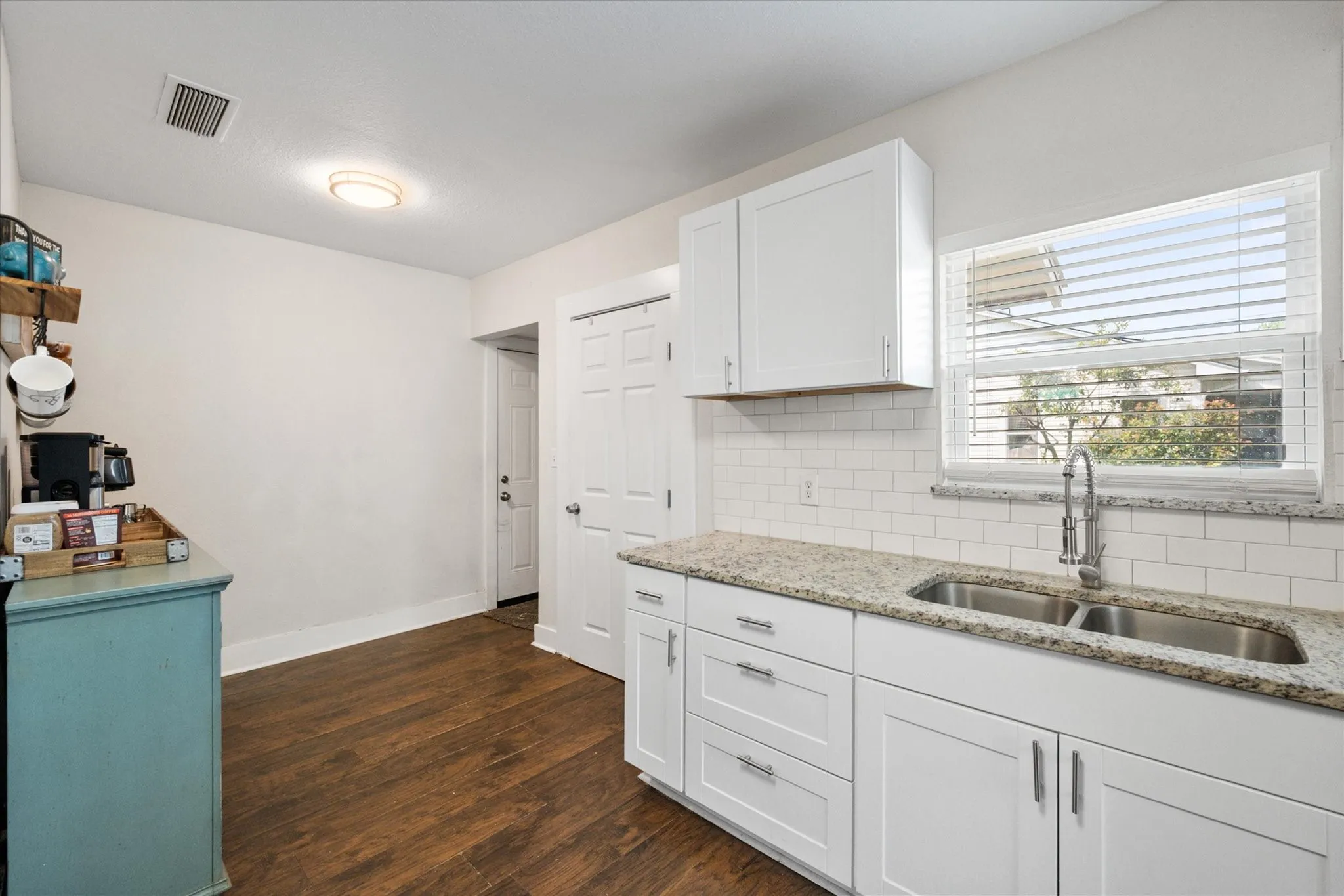Single Family Residence For Sale in Navarro County , 2215 W Park Row Boulevard, Corsicana, Texas 75110, 4 Bedrooms, 2 Bathrooms, 1 Garage spaces, 2,136 Sqft, built in 1940, Price $240,000, mls#21232631, Real Estate Agent in Corsicana, Homes For Sale in Navarro county, Homes For Sale in Corsicana, Realtor in Corsicana Texas, Real Estate Brokerage Independent Realty Texas, Luminita Cordes Realtor