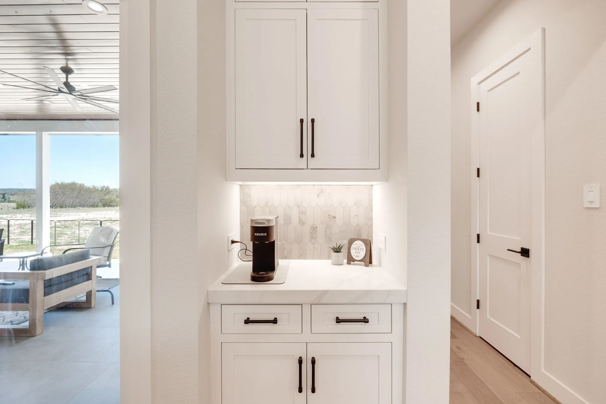 Detailed view of decorative backsplash
