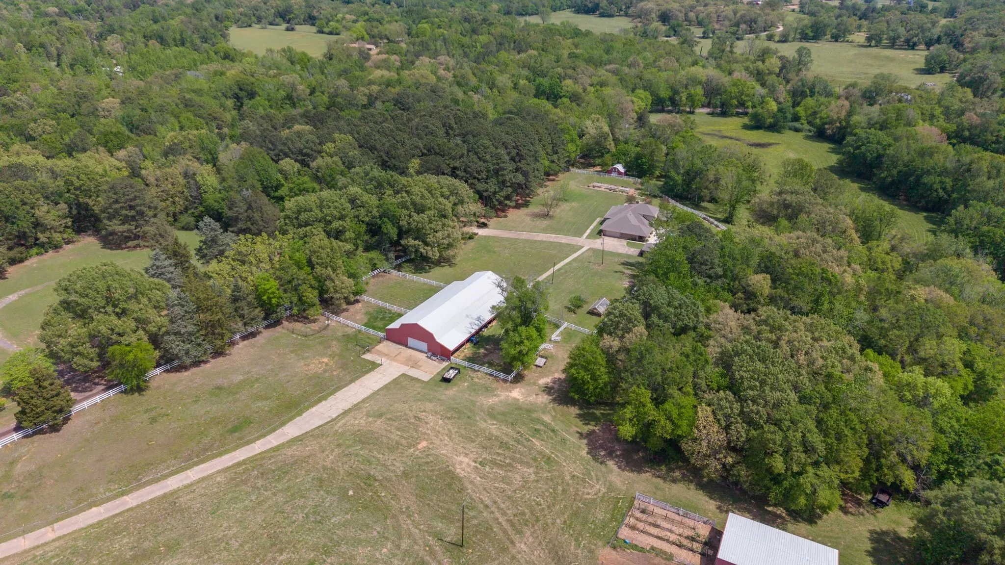 Farm For Sale in Camp County , 166 CR 2112, Pittsburg, Texas 75686, 5 Bedroom, 4 Bathroom, 2 Garage spaces, 4,123 Sqft, built in 1985, Preowned, mls#21232840, Real Estate Agent in Pittsburg, Homes For Sale in Camp county, Homes For Sale in Pittsburg, Realtor in Pittsburg Texas, Real Estate Brokerage Independent Realty Texas, Luminita Cordes Realtor