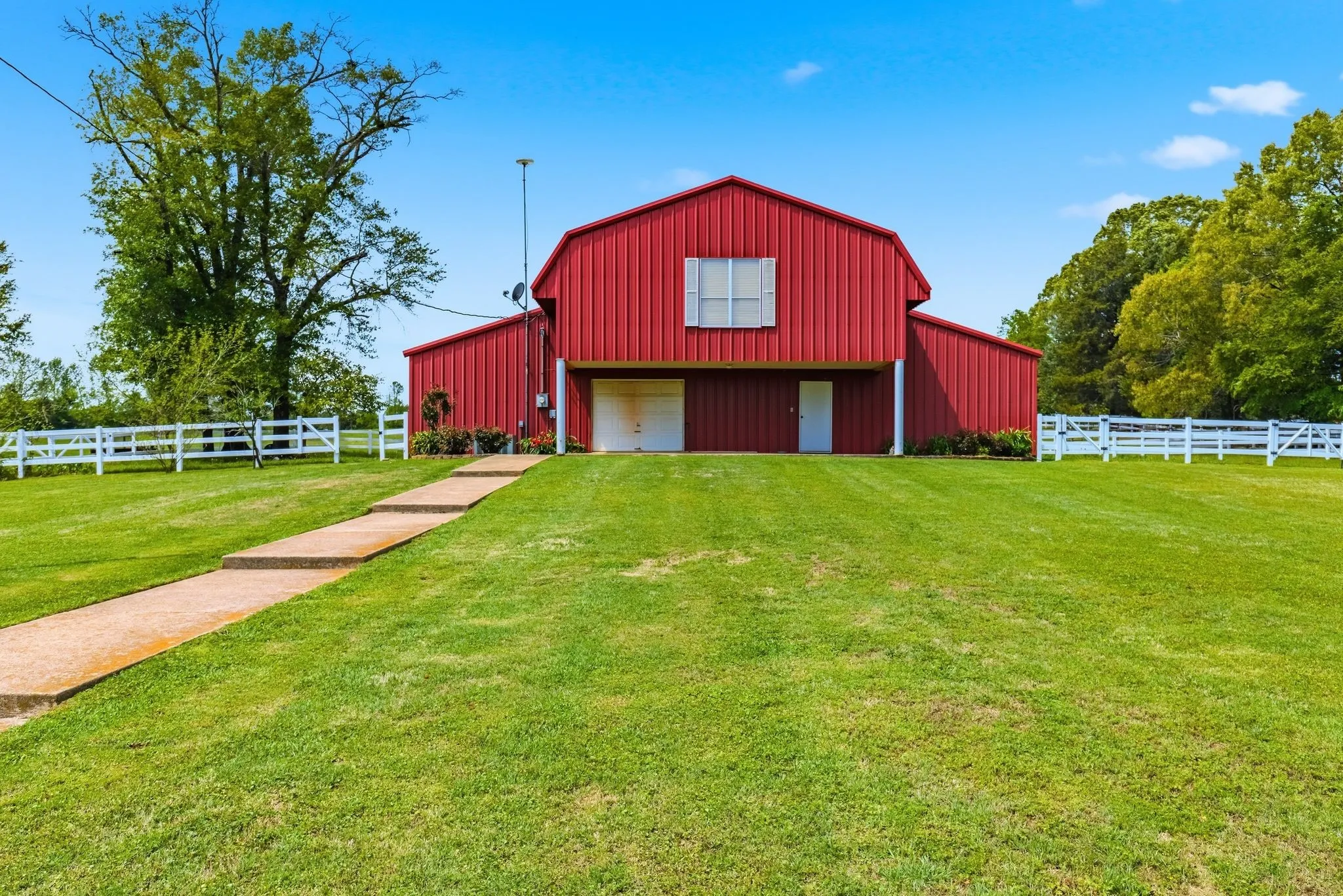 Farm For Sale in Camp County , 166 CR 2112, Pittsburg, Texas 75686, 5 Bedroom, 4 Bathroom, 2 Garage spaces, 4,123 Sqft, built in 1985, Preowned, mls#21232840, Real Estate Agent in Pittsburg, Homes For Sale in Camp county, Homes For Sale in Pittsburg, Realtor in Pittsburg Texas, Real Estate Brokerage Independent Realty Texas, Luminita Cordes Realtor