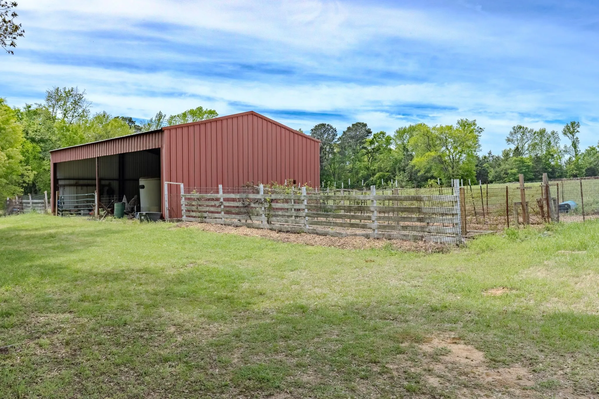 Farm For Sale in Camp County , 166 CR 2112, Pittsburg, Texas 75686, 5 Bedroom, 4 Bathroom, 2 Garage spaces, 4,123 Sqft, built in 1985, Preowned, mls#21232840, Real Estate Agent in Pittsburg, Homes For Sale in Camp county, Homes For Sale in Pittsburg, Realtor in Pittsburg Texas, Real Estate Brokerage Independent Realty Texas, Luminita Cordes Realtor