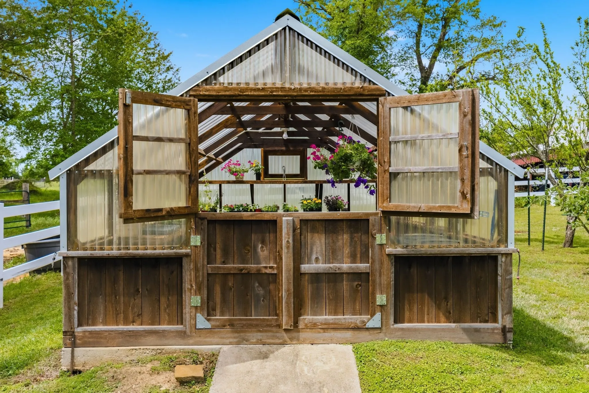 Farm For Sale in Camp County , 166 CR 2112, Pittsburg, Texas 75686, 5 Bedroom, 4 Bathroom, 2 Garage spaces, 4,123 Sqft, built in 1985, Preowned, mls#21232840, Real Estate Agent in Pittsburg, Homes For Sale in Camp county, Homes For Sale in Pittsburg, Realtor in Pittsburg Texas, Real Estate Brokerage Independent Realty Texas, Luminita Cordes Realtor