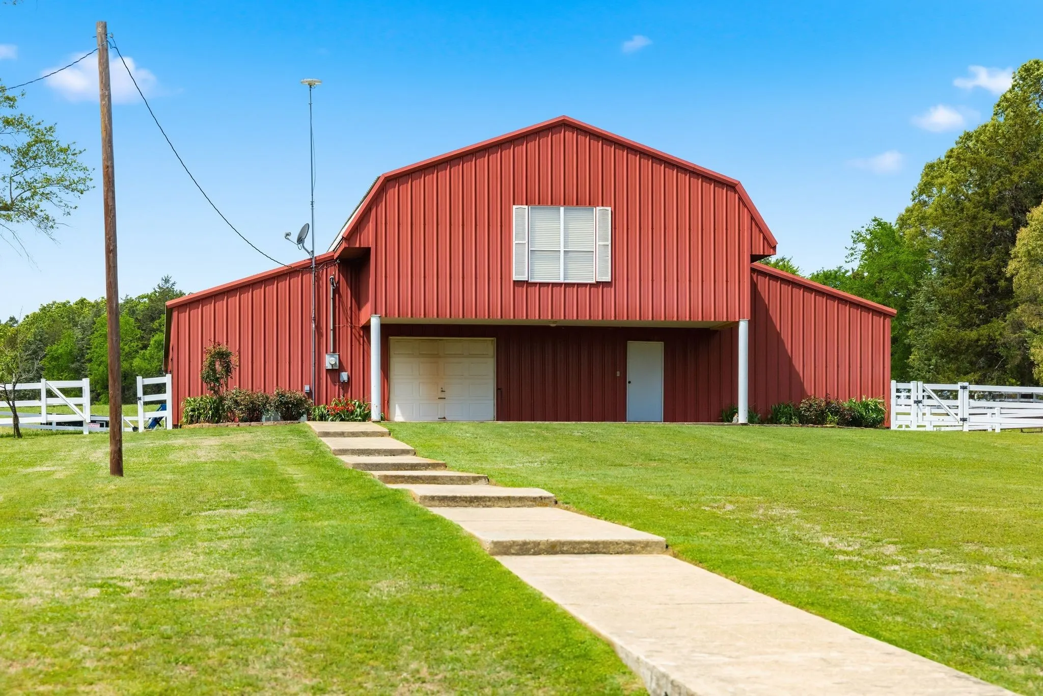 Farm For Sale in Camp County , 166 CR 2112, Pittsburg, Texas 75686, 5 Bedroom, 4 Bathroom, 2 Garage spaces, 4,123 Sqft, built in 1985, Preowned, mls#21232840, Real Estate Agent in Pittsburg, Homes For Sale in Camp county, Homes For Sale in Pittsburg, Realtor in Pittsburg Texas, Real Estate Brokerage Independent Realty Texas, Luminita Cordes Realtor