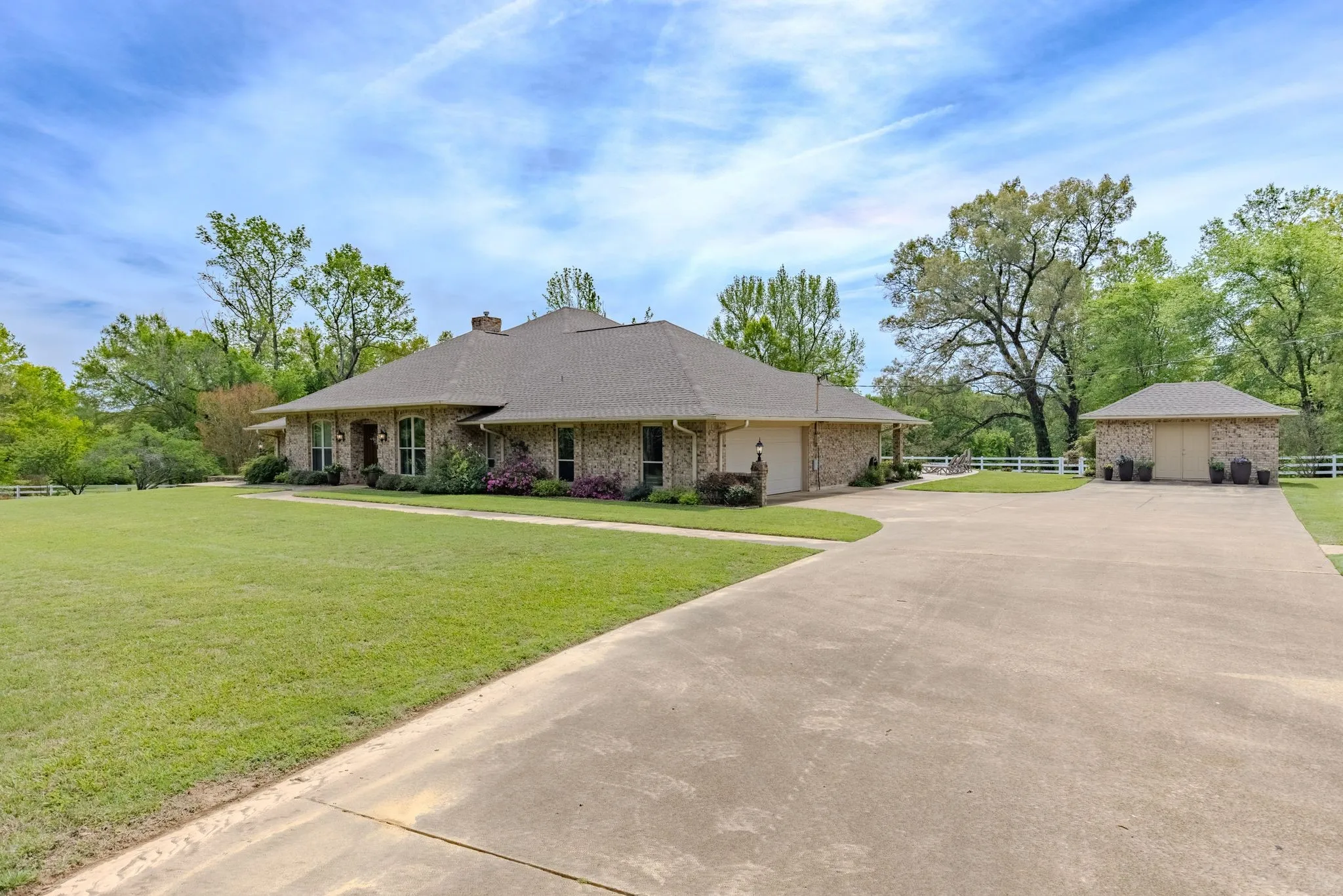 Farm For Sale in Camp County , 166 CR 2112, Pittsburg, Texas 75686, 5 Bedroom, 4 Bathroom, 2 Garage spaces, 4,123 Sqft, built in 1985, Preowned, mls#21232840, Real Estate Agent in Pittsburg, Homes For Sale in Camp county, Homes For Sale in Pittsburg, Realtor in Pittsburg Texas, Real Estate Brokerage Independent Realty Texas, Luminita Cordes Realtor