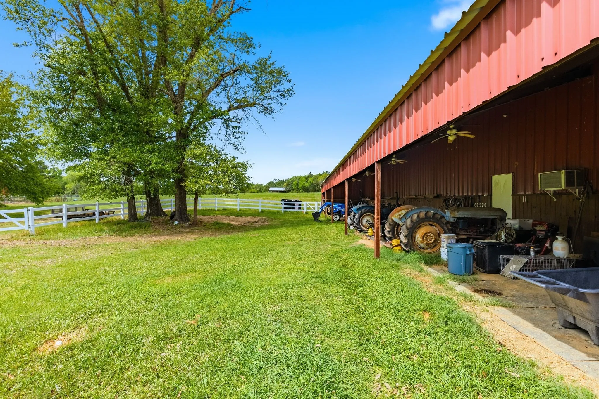 Farm For Sale in Camp County , 166 CR 2112, Pittsburg, Texas 75686, 5 Bedroom, 4 Bathroom, 2 Garage spaces, 4,123 Sqft, built in 1985, Preowned, mls#21232840, Real Estate Agent in Pittsburg, Homes For Sale in Camp county, Homes For Sale in Pittsburg, Realtor in Pittsburg Texas, Real Estate Brokerage Independent Realty Texas, Luminita Cordes Realtor