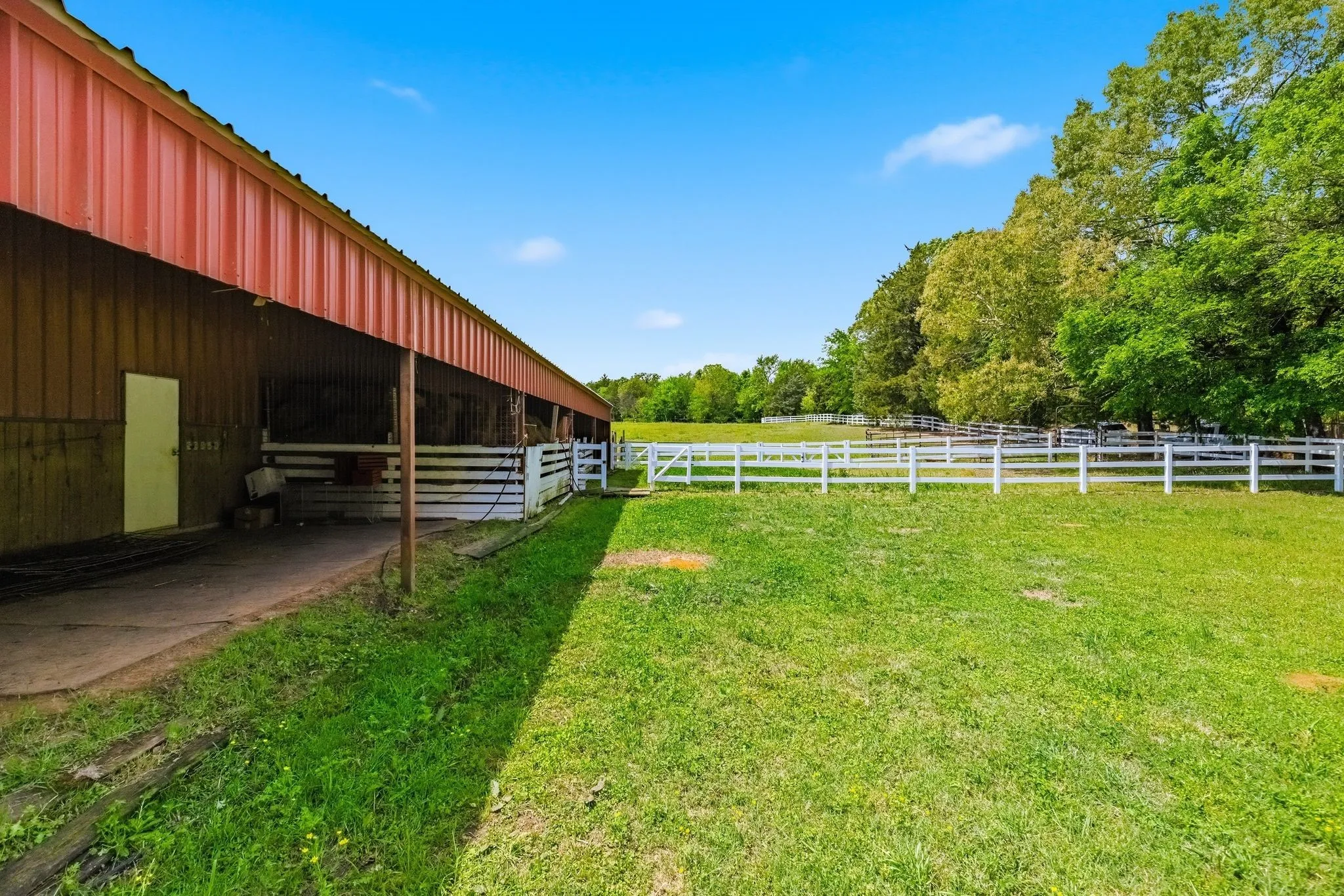Farm For Sale in Camp County , 166 CR 2112, Pittsburg, Texas 75686, 5 Bedroom, 4 Bathroom, 2 Garage spaces, 4,123 Sqft, built in 1985, Preowned, mls#21232840, Real Estate Agent in Pittsburg, Homes For Sale in Camp county, Homes For Sale in Pittsburg, Realtor in Pittsburg Texas, Real Estate Brokerage Independent Realty Texas, Luminita Cordes Realtor
