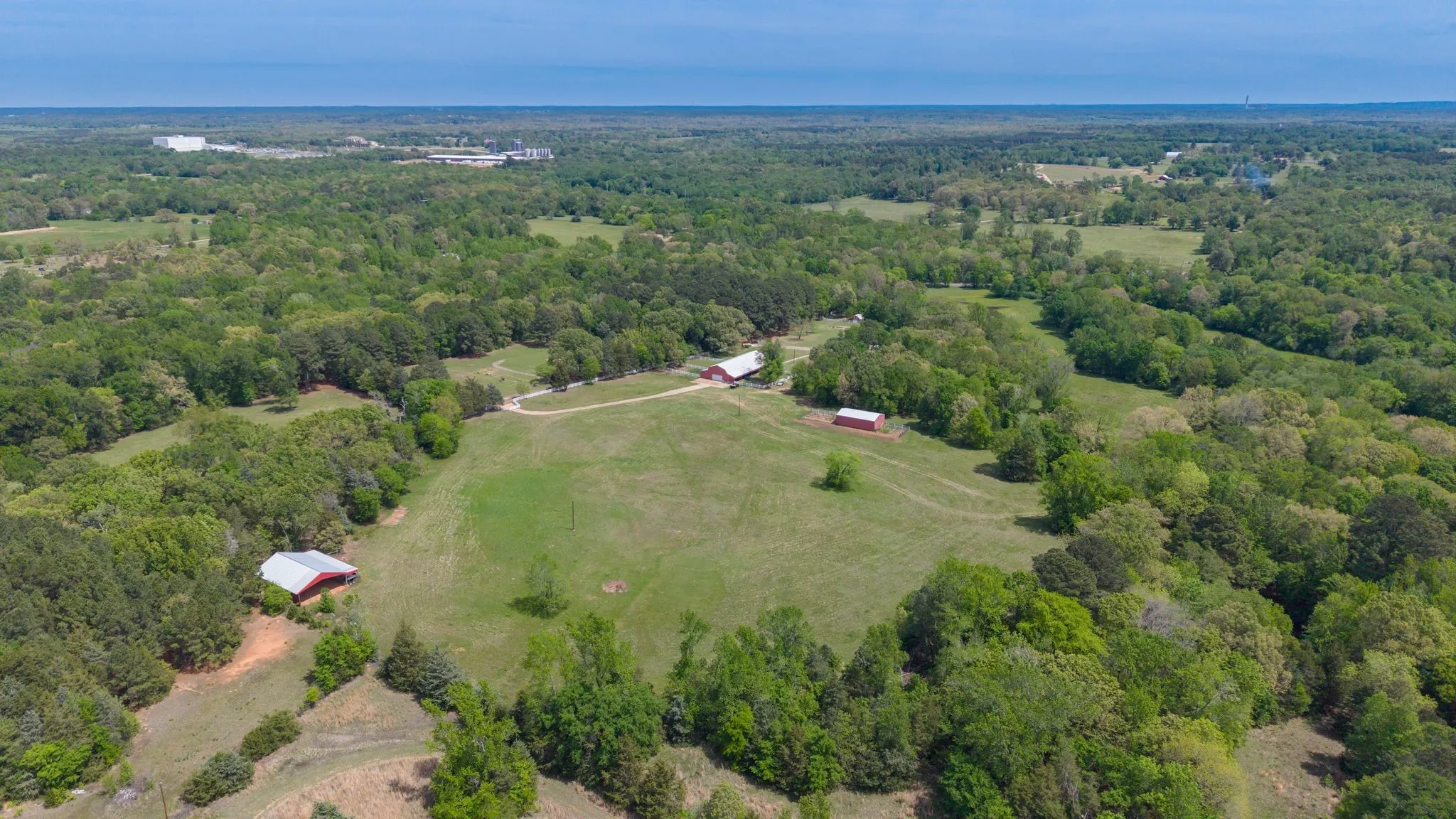 Farm For Sale in Camp County , 166 CR 2112, Pittsburg, Texas 75686, 5 Bedroom, 4 Bathroom, 2 Garage spaces, 4,123 Sqft, built in 1985, Preowned, mls#21232840, Real Estate Agent in Pittsburg, Homes For Sale in Camp county, Homes For Sale in Pittsburg, Realtor in Pittsburg Texas, Real Estate Brokerage Independent Realty Texas, Luminita Cordes Realtor