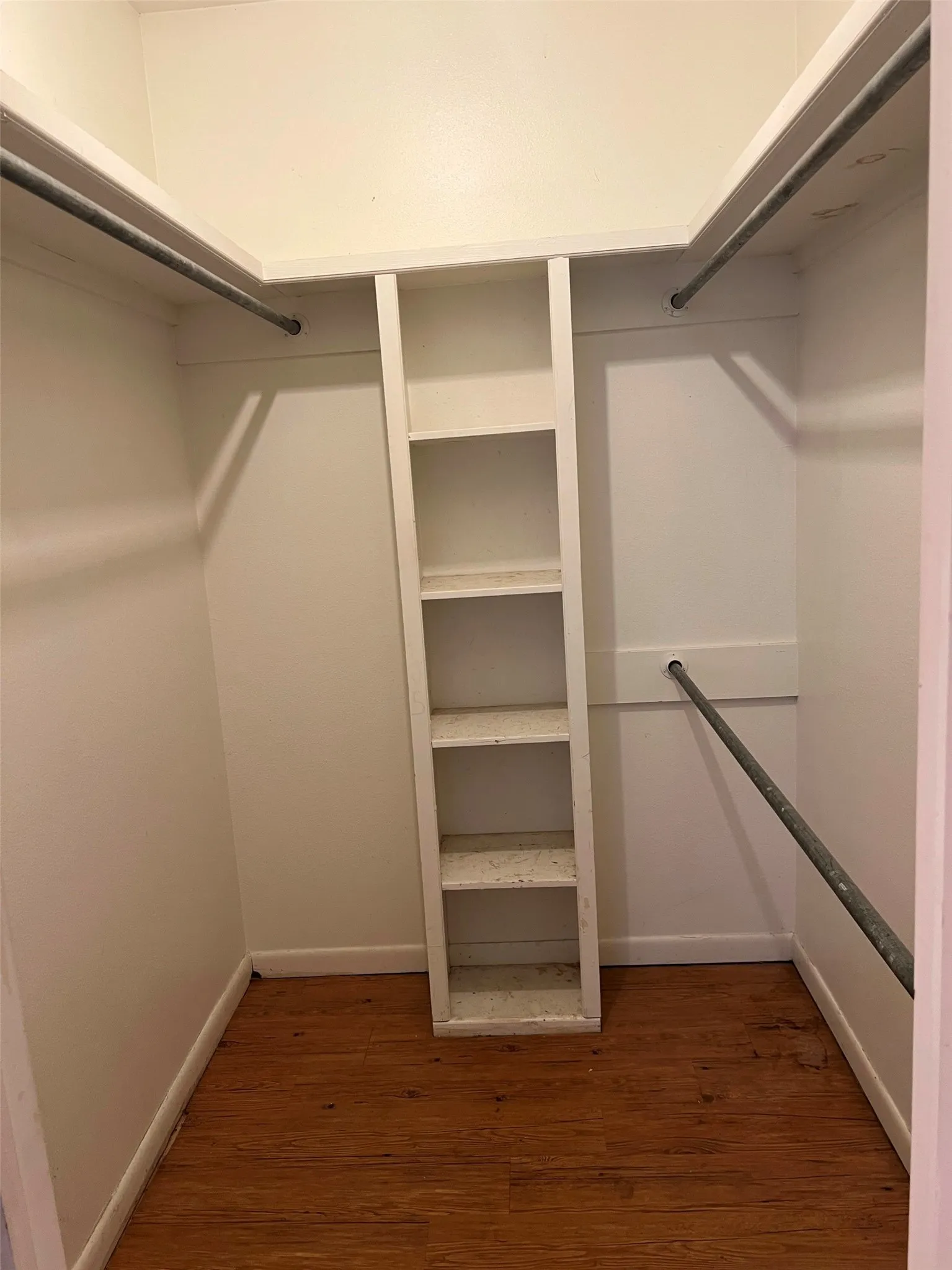 Single Family Residence For Sale in Henderson County , 22577 Lime Street, Frankston, Texas 75763, 3 Bedroom, 3 Bathroom, 3 Garage spaces, 2,417 Sqft, built in 1990, Preowned, mls#21232837, Real Estate Agent in Frankston, Homes For Sale in Henderson county, Homes For Sale in Frankston, Realtor in Frankston Texas, Real Estate Brokerage Independent Realty Texas, Luminita Cordes Realtor