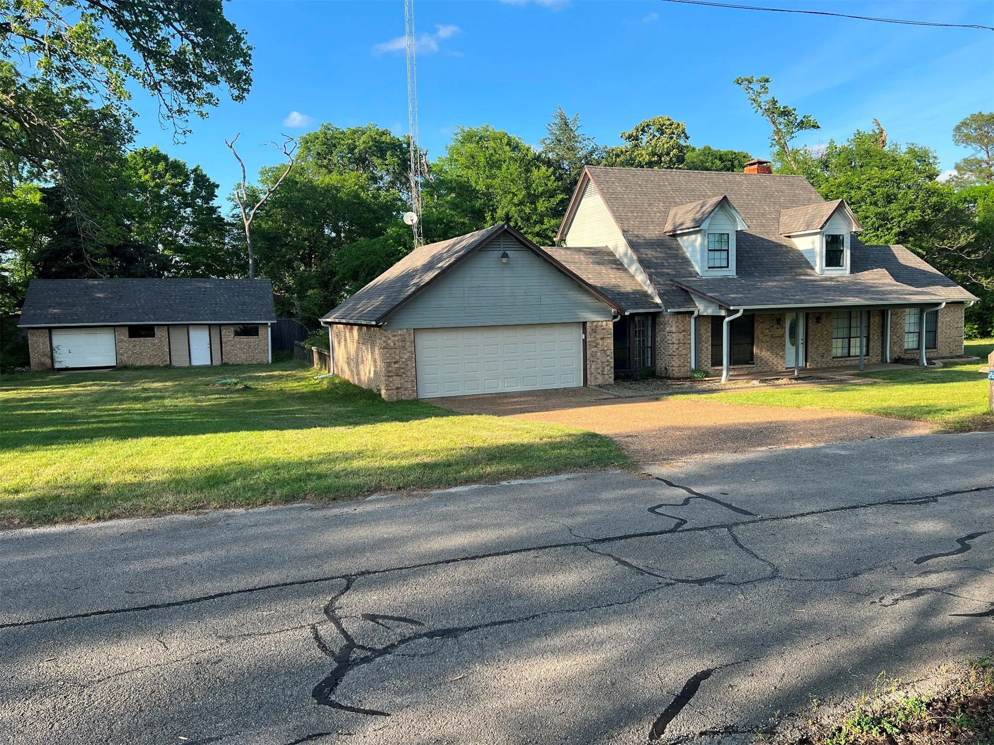 Single Family Residence For Sale in Henderson County , 22577 Lime Street, Frankston, Texas 75763, 3 Bedroom, 3 Bathroom, 3 Garage spaces, 2,417 Sqft, built in 1990, Preowned, mls#21232837, Real Estate Agent in Frankston, Homes For Sale in Henderson county, Homes For Sale in Frankston, Realtor in Frankston Texas, Real Estate Brokerage Independent Realty Texas, Luminita Cordes Realtor