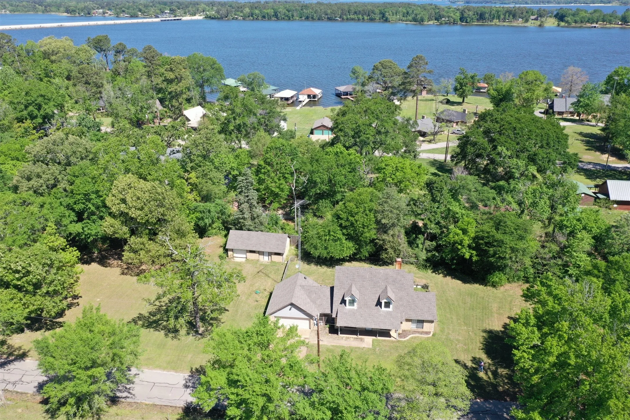 Single Family Residence For Sale in Henderson County , 22577 Lime Street, Frankston, Texas 75763, 3 Bedroom, 3 Bathroom, 3 Garage spaces, 2,417 Sqft, built in 1990, Preowned, mls#21232837, Real Estate Agent in Frankston, Homes For Sale in Henderson county, Homes For Sale in Frankston, Realtor in Frankston Texas, Real Estate Brokerage Independent Realty Texas, Luminita Cordes Realtor