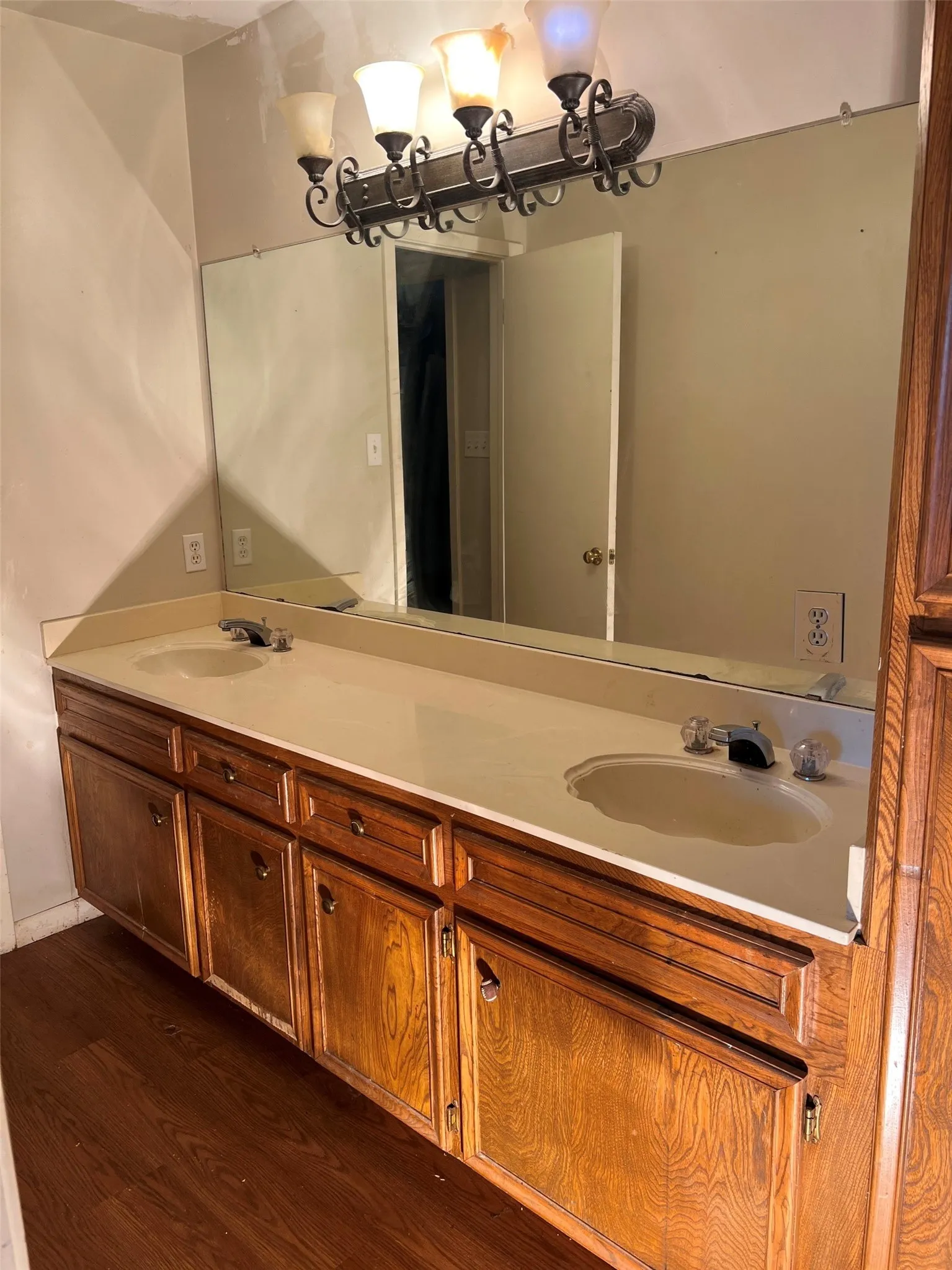 Single Family Residence For Sale in Henderson County , 22577 Lime Street, Frankston, Texas 75763, 3 Bedroom, 3 Bathroom, 3 Garage spaces, 2,417 Sqft, built in 1990, Preowned, mls#21232837, Real Estate Agent in Frankston, Homes For Sale in Henderson county, Homes For Sale in Frankston, Realtor in Frankston Texas, Real Estate Brokerage Independent Realty Texas, Luminita Cordes Realtor