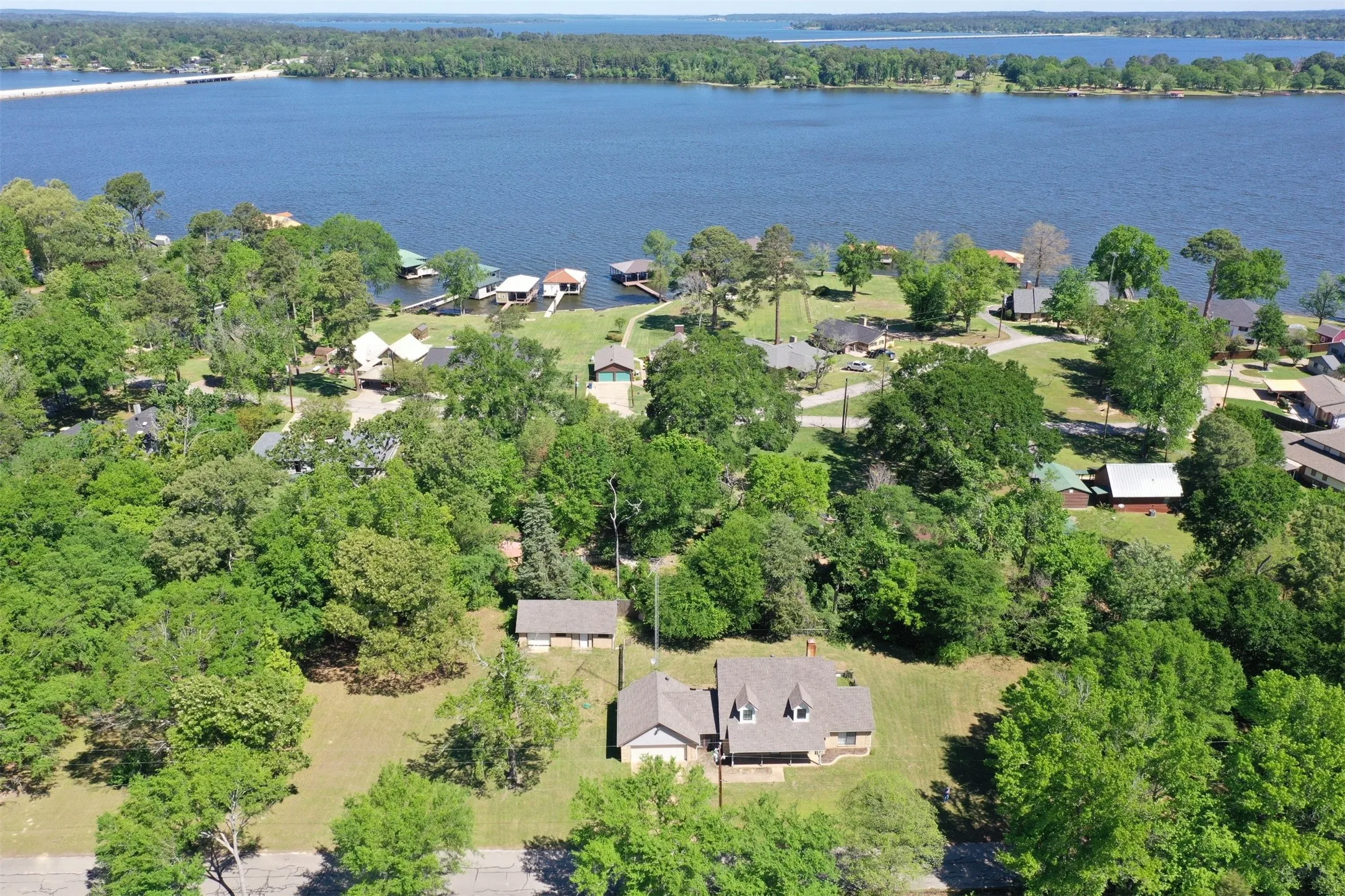 Single Family Residence For Sale in Henderson County , 22577 Lime Street, Frankston, Texas 75763, 3 Bedroom, 3 Bathroom, 3 Garage spaces, 2,417 Sqft, built in 1990, Preowned, mls#21232837, Real Estate Agent in Frankston, Homes For Sale in Henderson county, Homes For Sale in Frankston, Realtor in Frankston Texas, Real Estate Brokerage Independent Realty Texas, Luminita Cordes Realtor