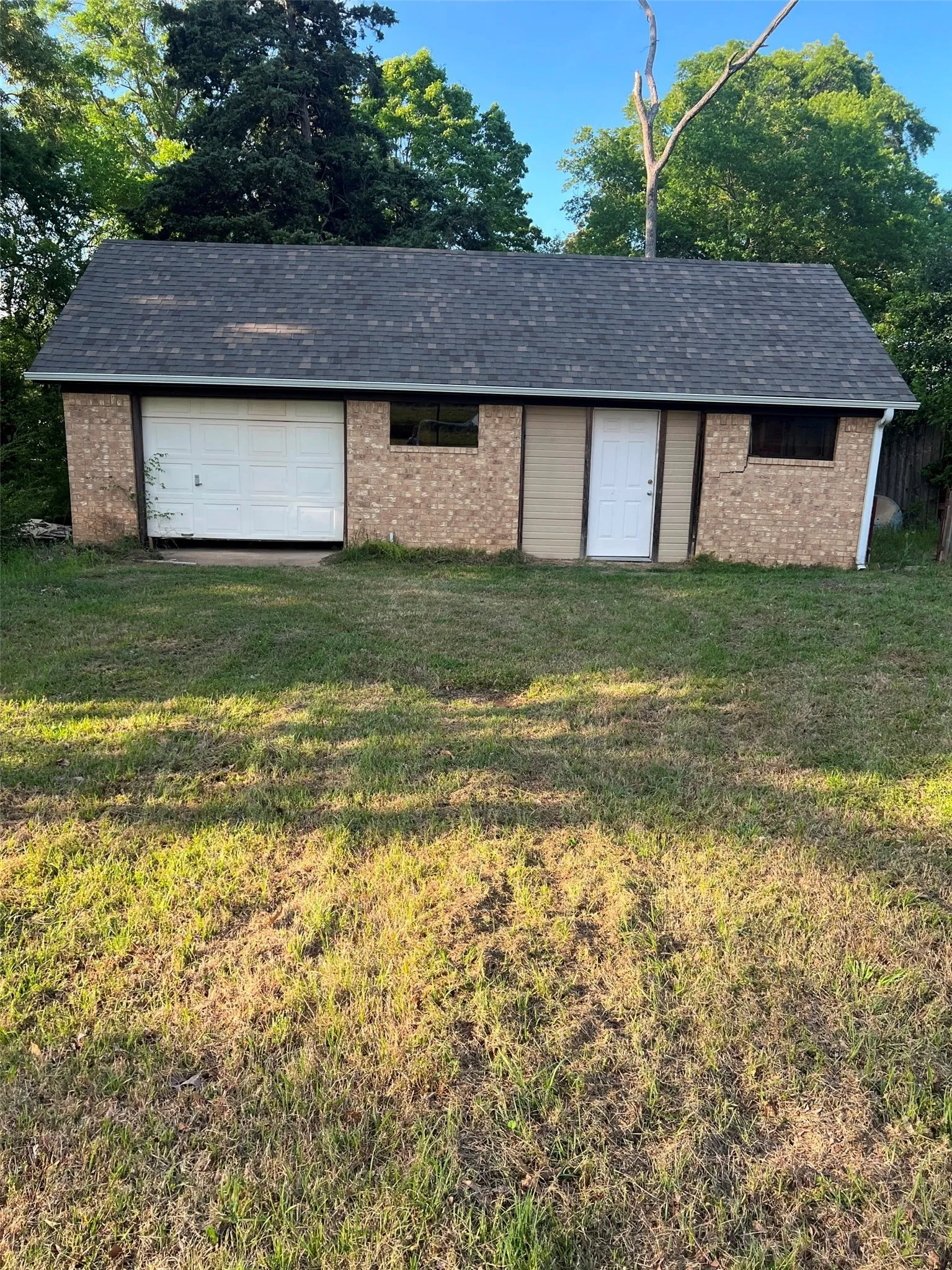 Single Family Residence For Sale in Henderson County , 22577 Lime Street, Frankston, Texas 75763, 3 Bedroom, 3 Bathroom, 3 Garage spaces, 2,417 Sqft, built in 1990, Preowned, mls#21232837, Real Estate Agent in Frankston, Homes For Sale in Henderson county, Homes For Sale in Frankston, Realtor in Frankston Texas, Real Estate Brokerage Independent Realty Texas, Luminita Cordes Realtor