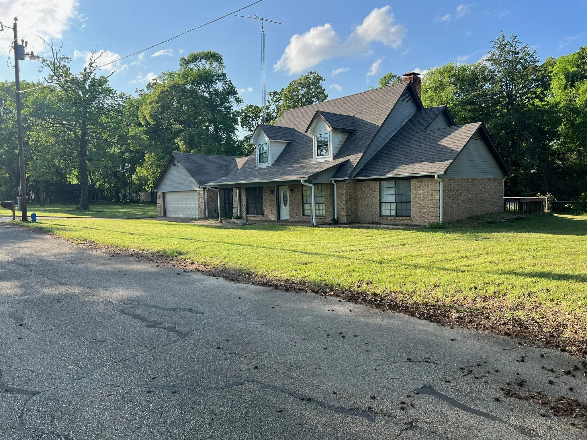 Single Family Residence For Sale in Henderson County , 22577 Lime Street, Frankston, Texas 75763, 3 Bedroom, 3 Bathroom, 3 Garage spaces, 2,417 Sqft, built in 1990, Preowned, mls#21232837, Real Estate Agent in Frankston, Homes For Sale in Henderson county, Homes For Sale in Frankston, Realtor in Frankston Texas, Real Estate Brokerage Independent Realty Texas, Luminita Cordes Realtor