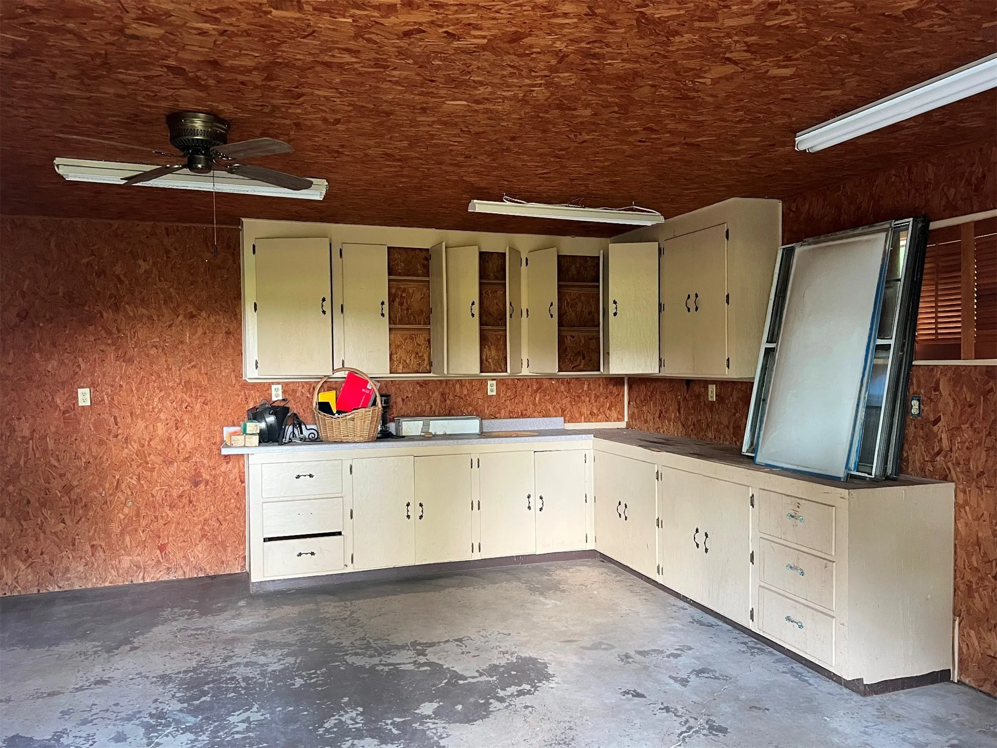 Single Family Residence For Sale in Henderson County , 22577 Lime Street, Frankston, Texas 75763, 3 Bedroom, 3 Bathroom, 3 Garage spaces, 2,417 Sqft, built in 1990, Preowned, mls#21232837, Real Estate Agent in Frankston, Homes For Sale in Henderson county, Homes For Sale in Frankston, Realtor in Frankston Texas, Real Estate Brokerage Independent Realty Texas, Luminita Cordes Realtor