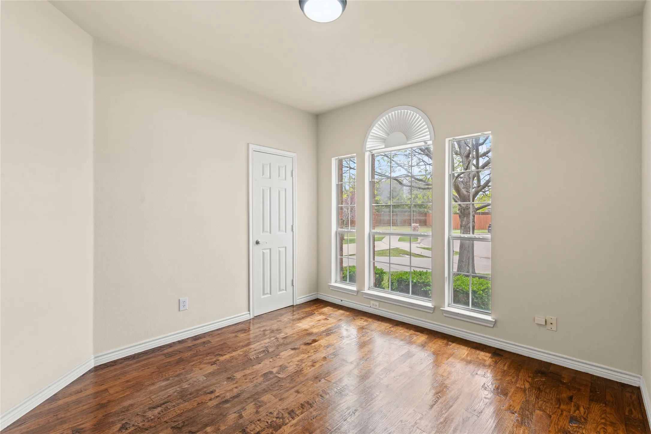 Single Family Residence For Sale in Collin County , 613 Windward Drive, Murphy, Texas 75094, 5 Bedroom, 3 Bathroom, 3 Garage spaces, 3,381 Sqft, built in 2008, Preowned, mls#21230261, Real Estate Agent in Murphy, Homes For Sale in Collin county, Homes For Sale in Murphy, Realtor in Murphy Texas, Real Estate Brokerage Independent Realty Texas, Luminita Cordes Realtor